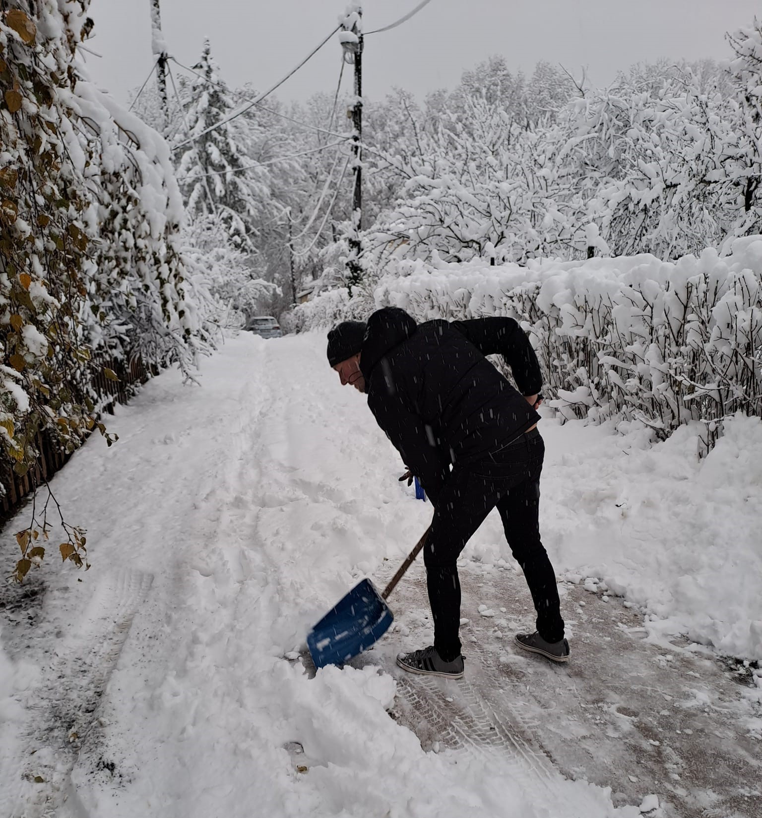 Esett a hó, legalább tizenöt településen van áramszünet Pest megyében