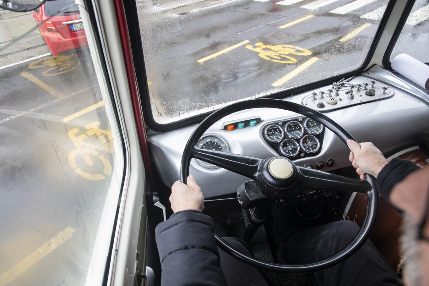 Lebukott a piás buszsofőr, felmarkolta a pénzt, bezárta az utasokat, és haladt tovább egyedül gyalog