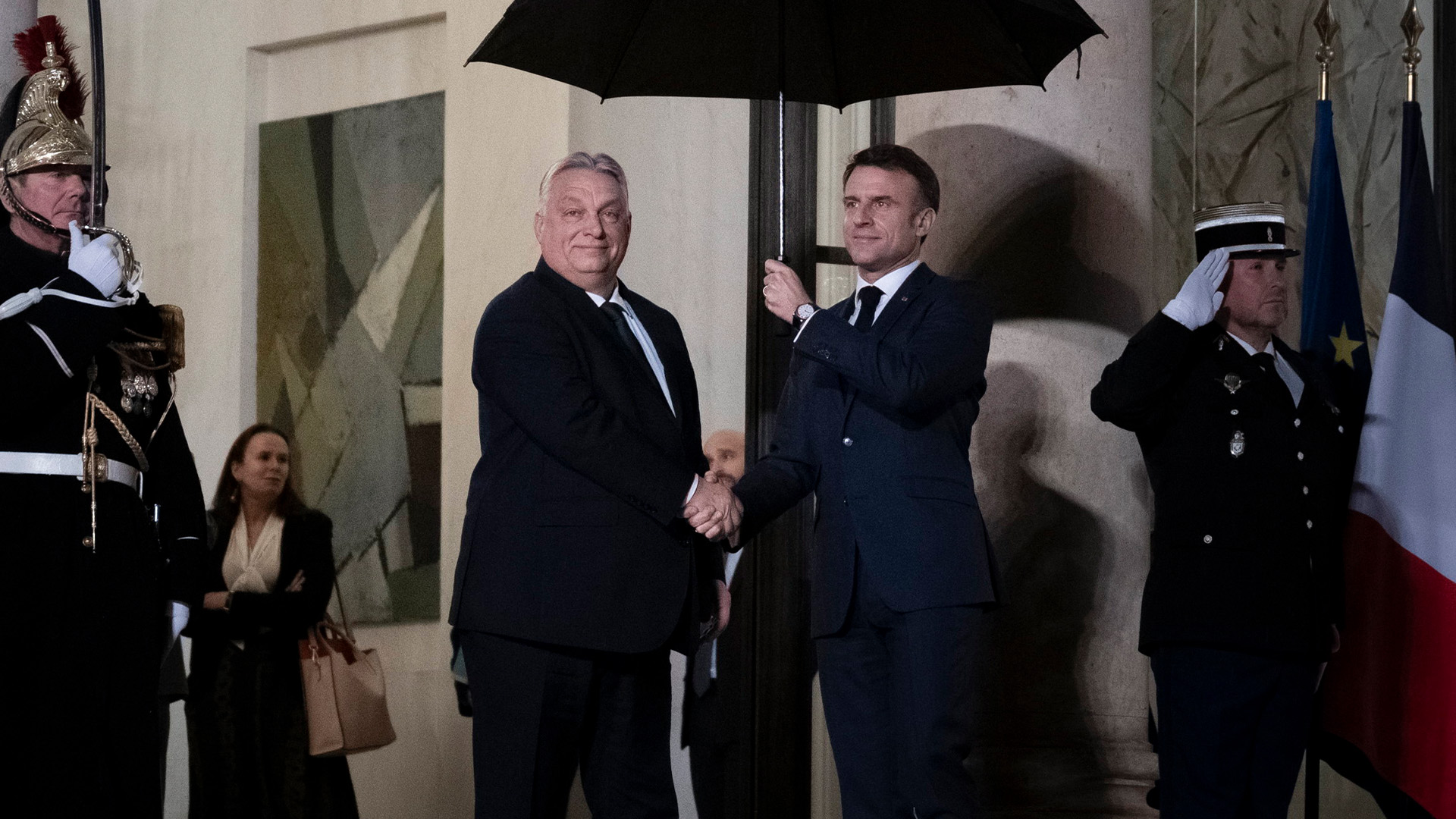 Az új Orbán-Macron fotó olyan, mint a Watchmen egyik képkockája