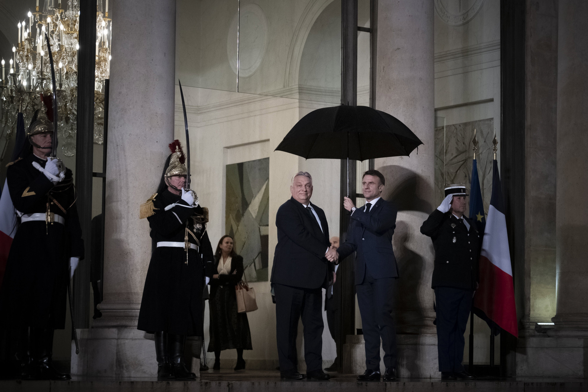 A Miniszterelnöki Sajtóiroda által közreadott képen Emmanuel Macron francia elnök (j) fogadja Orbán Viktor miniszterelnököt párizsi munkavacsorájuk elõtt az Elysée Palotában.