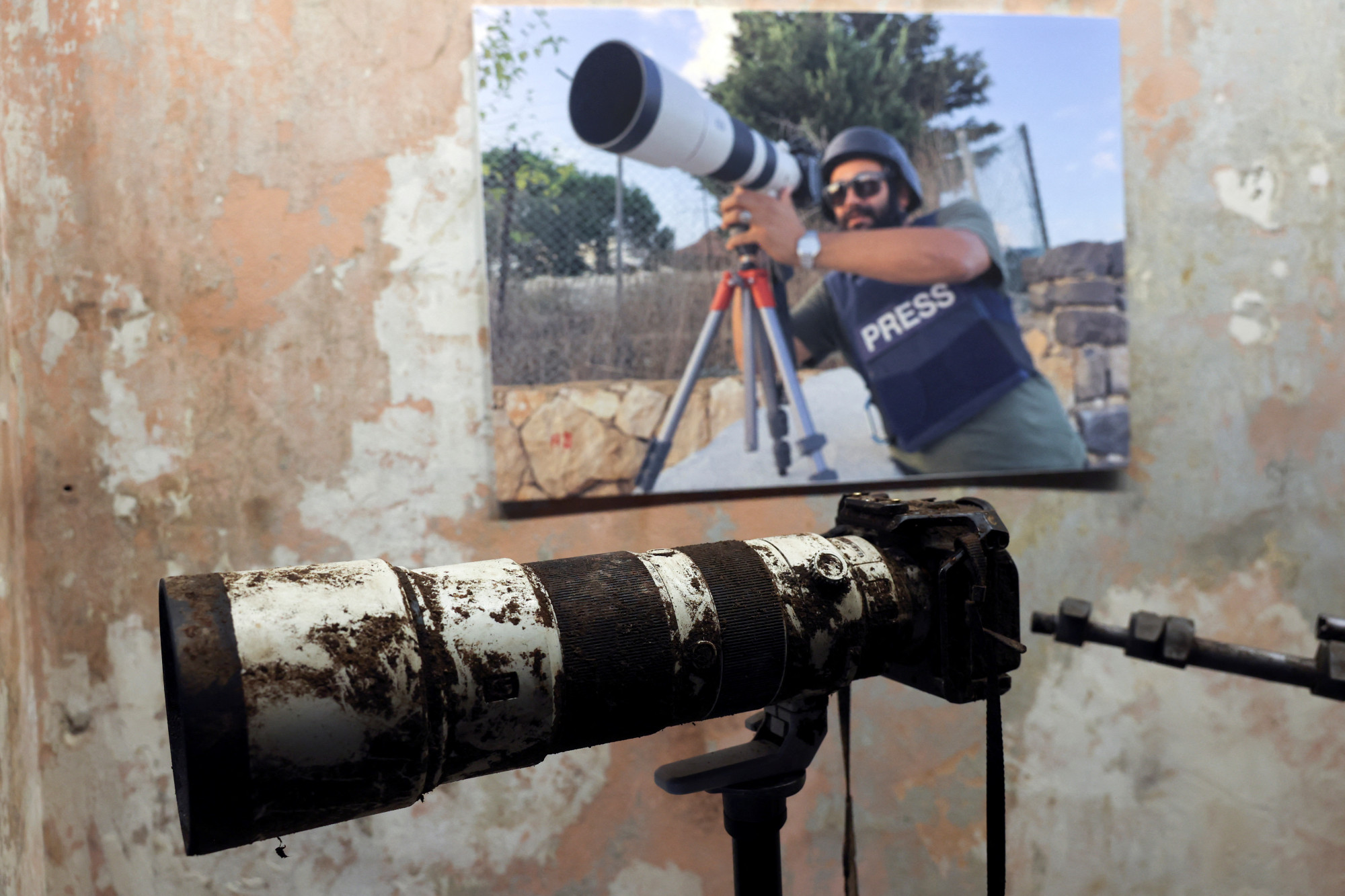 Issam Abdallah fotója és a kamera, amit használt a halálakor.