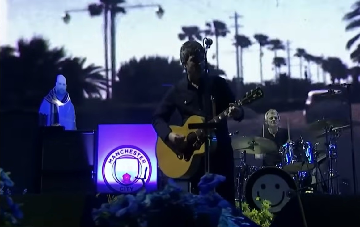 Noel Gallagher akkora drukker, hogy a mexikói koncertjén odarakott maga mögé egy Man City-címert és egy Guardiola-papírbábut