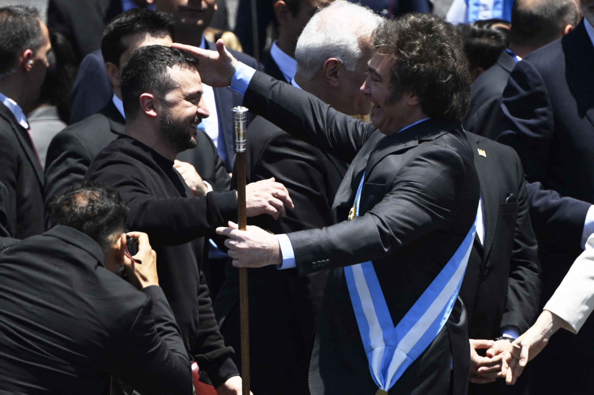 Argentína új elnöke a beiktatásán keblére ölelte Zelenszkijt és Bolsonarót