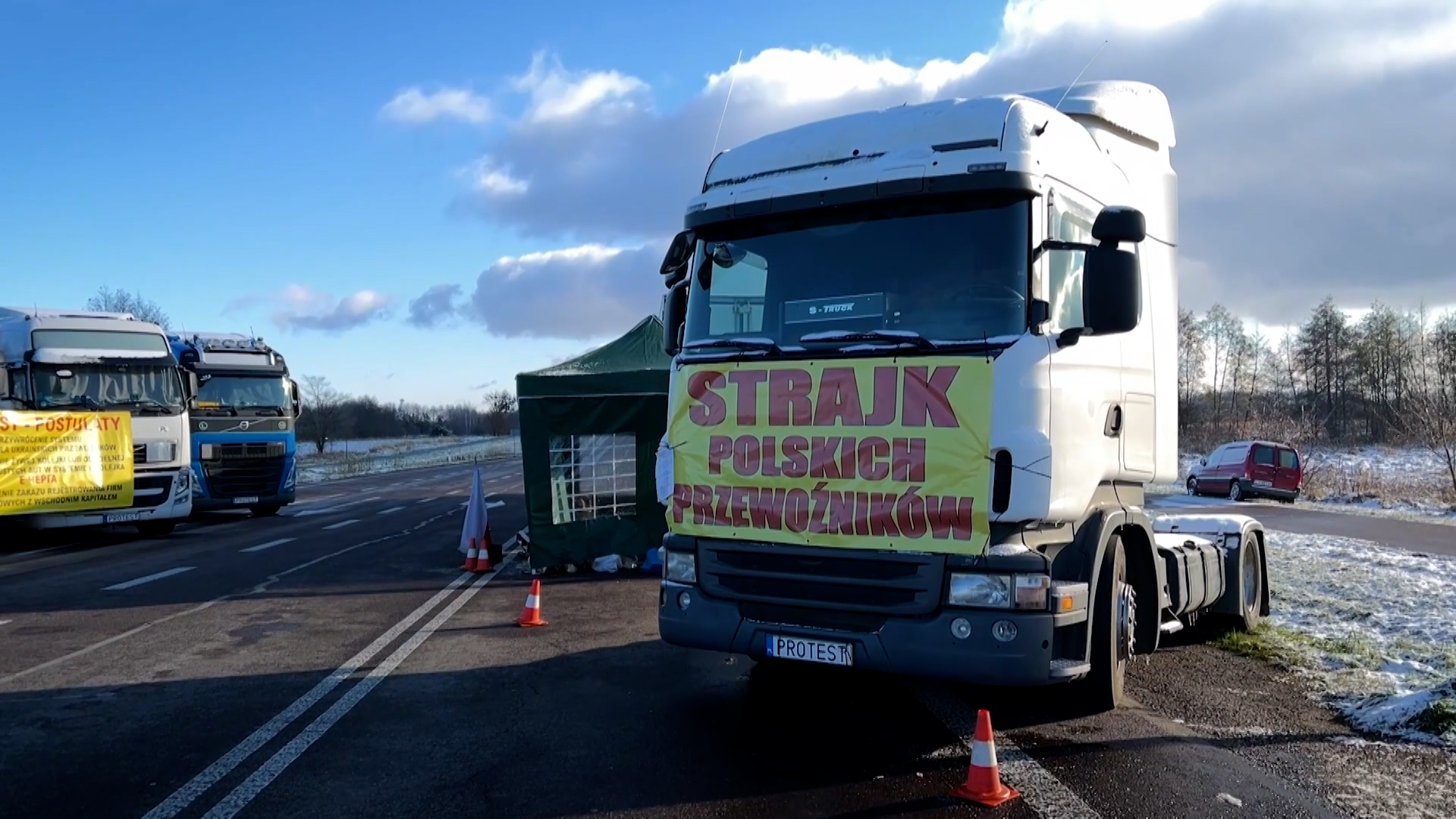 30 kilométer hosszú kamionsor torlódott fel a blokád alá vont lengyel-ukrán határon