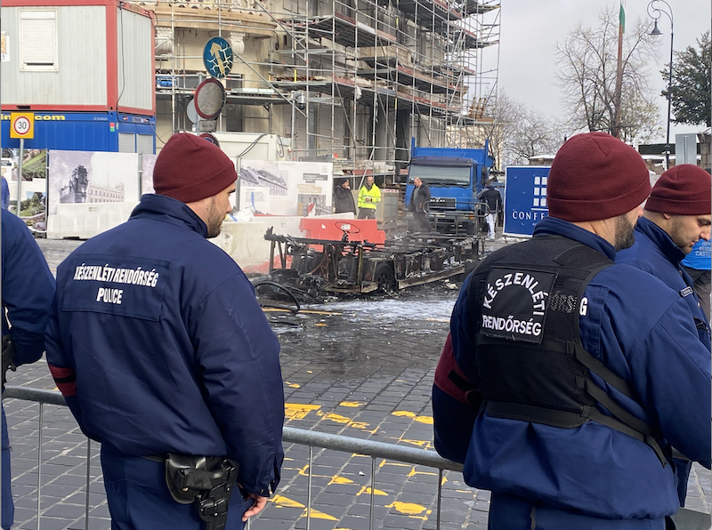 Több volt a rendőr, mint a tűzoltó a Karmelita közelében leégett turistabusz füstölgő romjainál