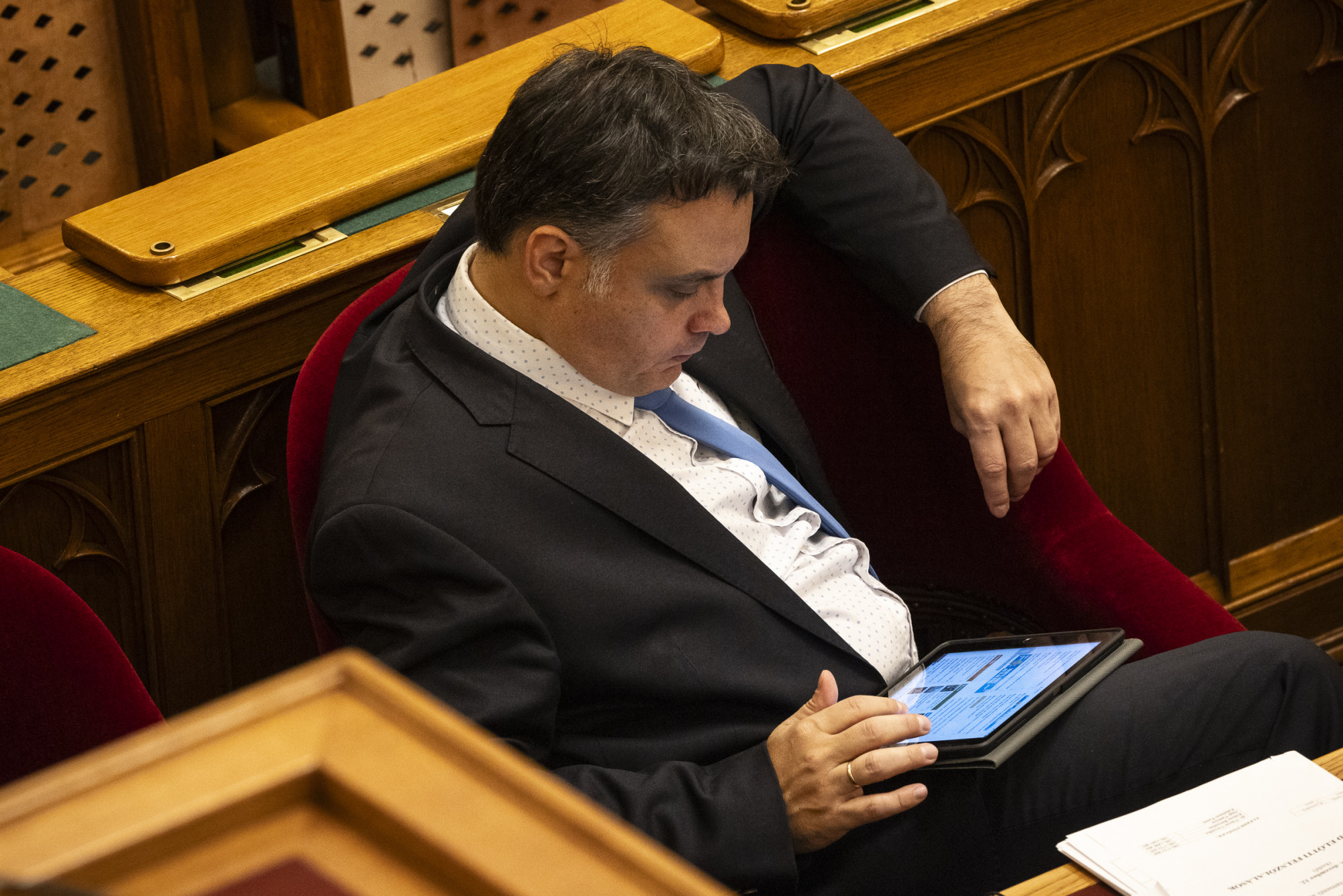 16 évig volt kénytelen nyögni a Fidesz igáját, de most felszabadult a KDNP, és saját győzelmeként ünnepli, hogy december 24-e munkaszüneti nap lehet