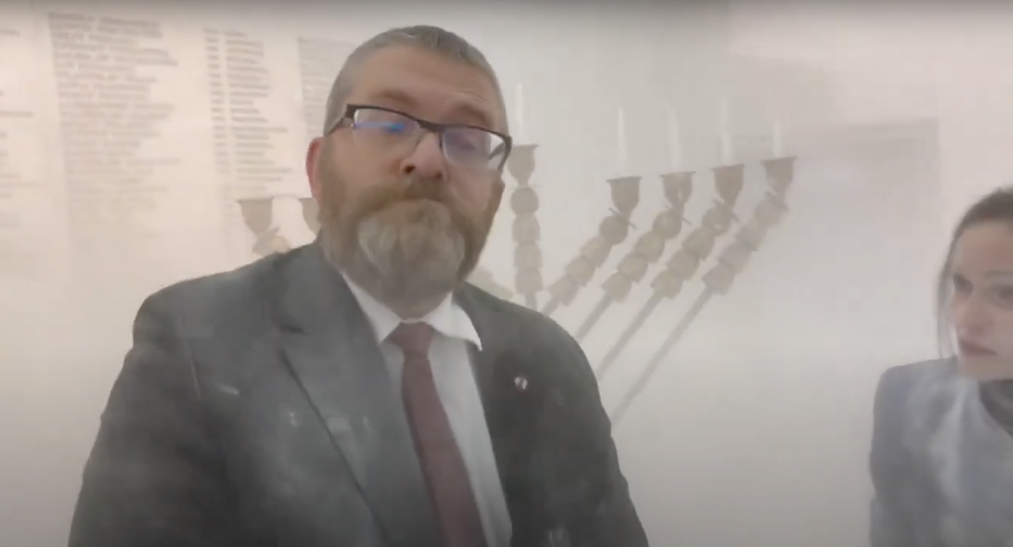 Poroltóval oltotta el a hanukagyertyát a szélsőjobbos képviselő a lengyel parlamentben