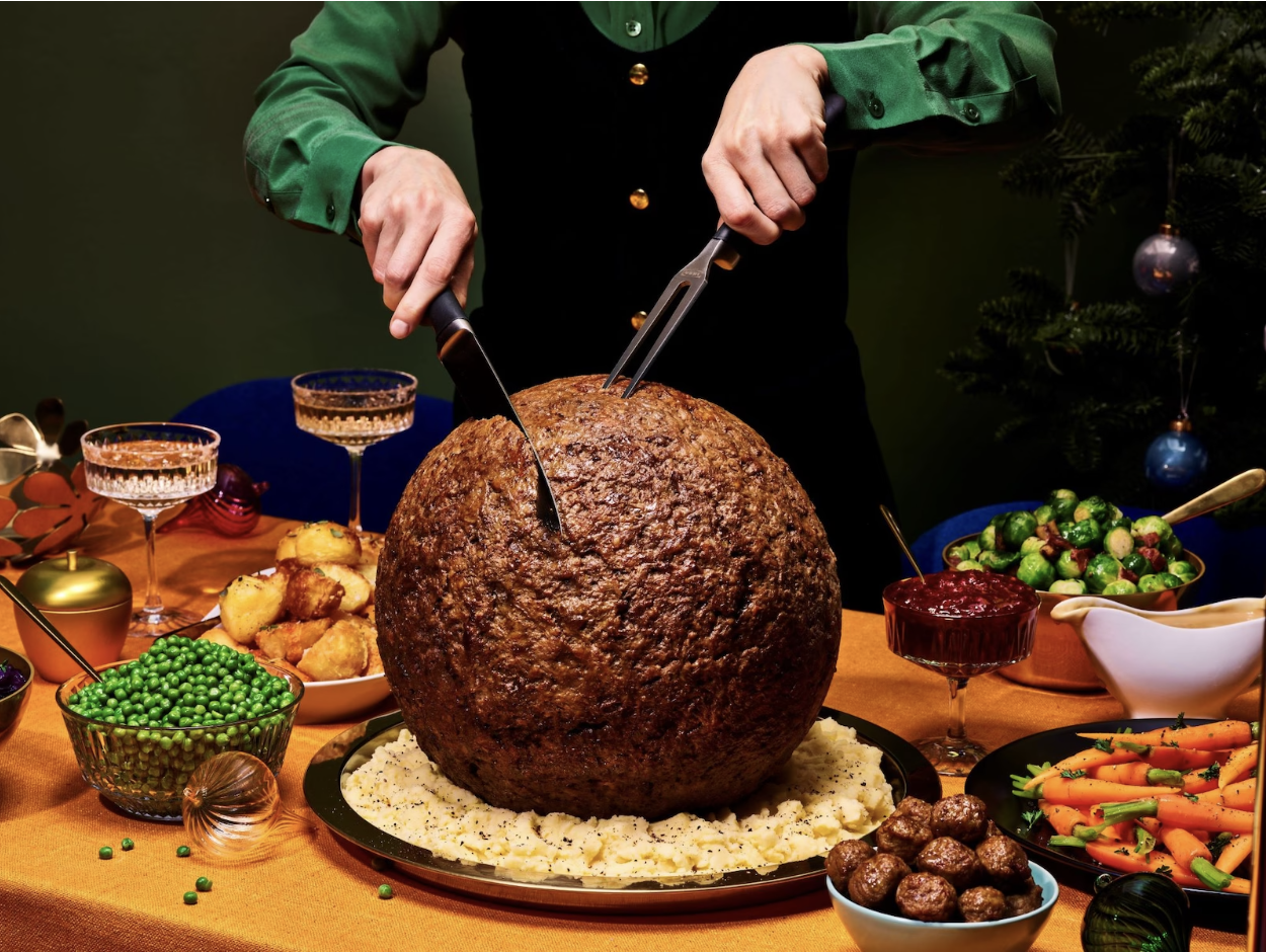 Nem vicc, nem AI-grafika: pulyka méretű húsgolyó jelent meg karácsonyra a brit IKEA-kban