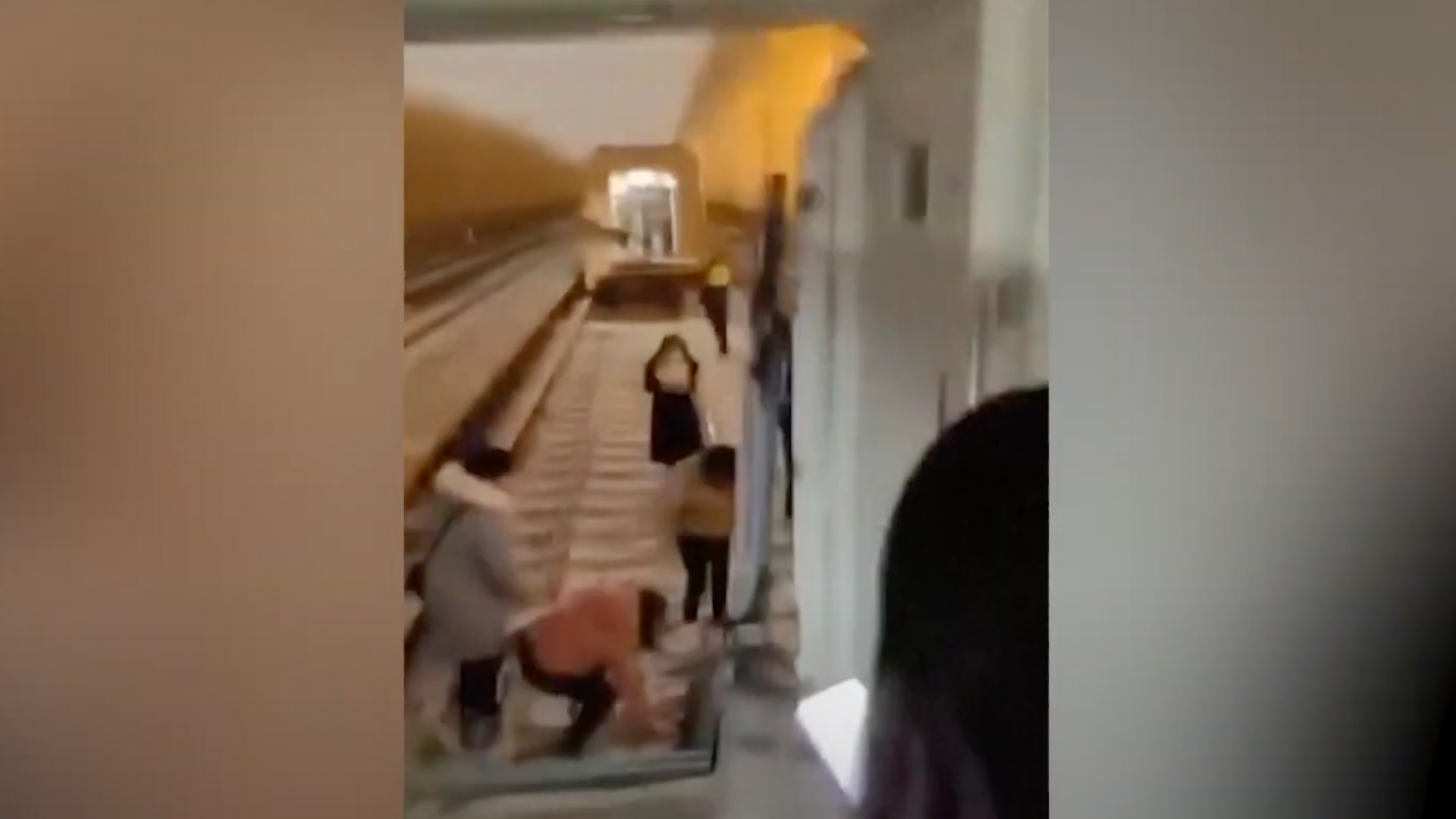 Több mint ötszázan kerültek kórházba, miután összeütközött két metrószerelvény Pekingben