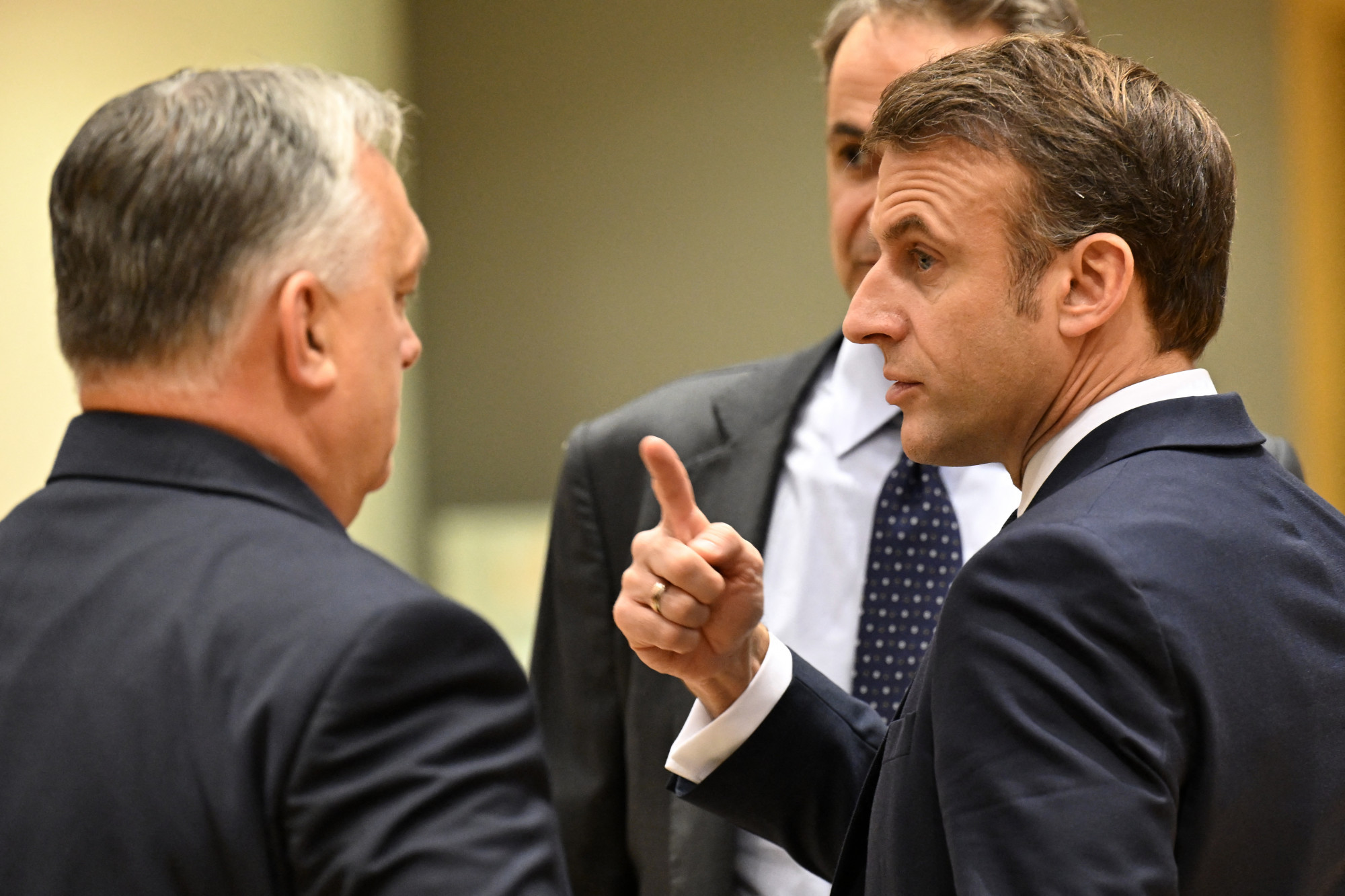 Macron keményen odaszúrt Orbánnak