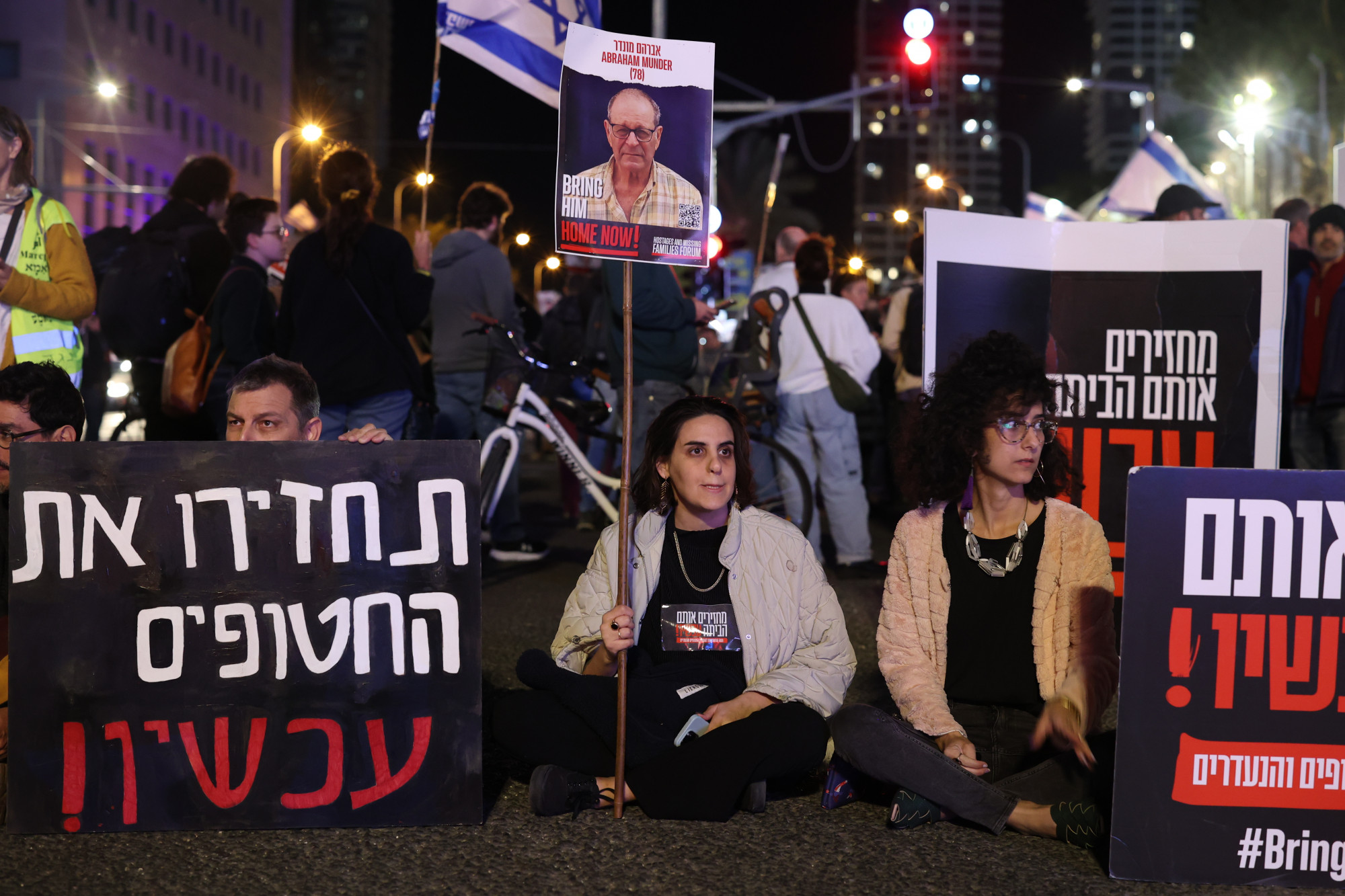 Tüntetések kezdődtek Tel-Avivban, miután az izraeli hadsereg véletlenül meggyilkolt három túszt Gázában