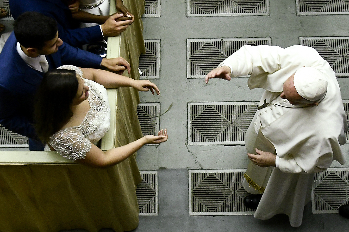 Ferenc pápa megengedte a papoknak, hogy megáldják az azonos nemű párokat