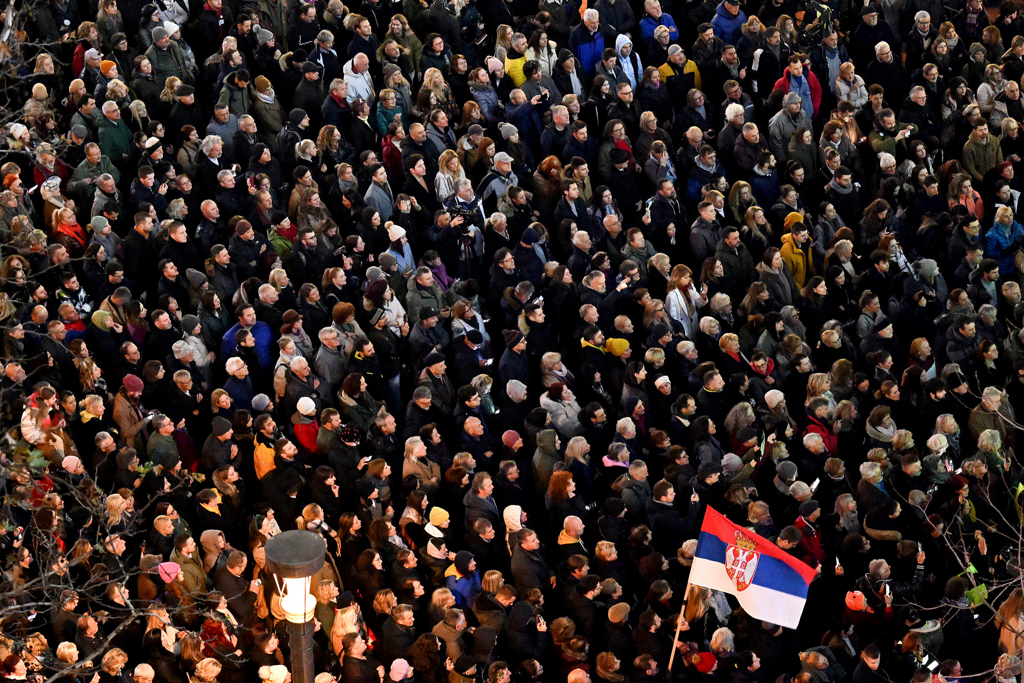 Tömeg a Szerb Haladó Párt választási nagygyűlésén