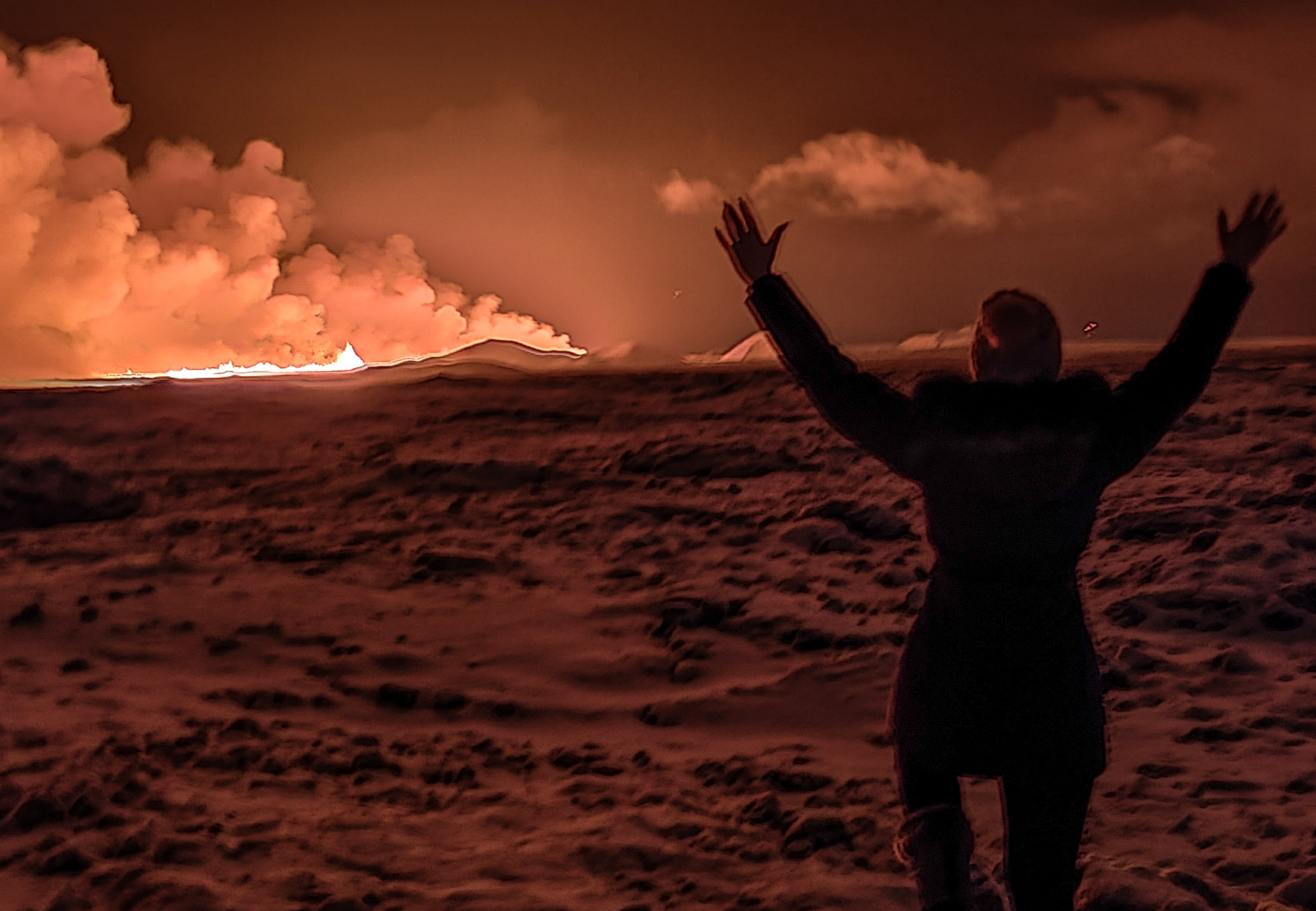 Reykjavík felé gomolyog a hétfőn megrepedt izlandi vulkán füstje