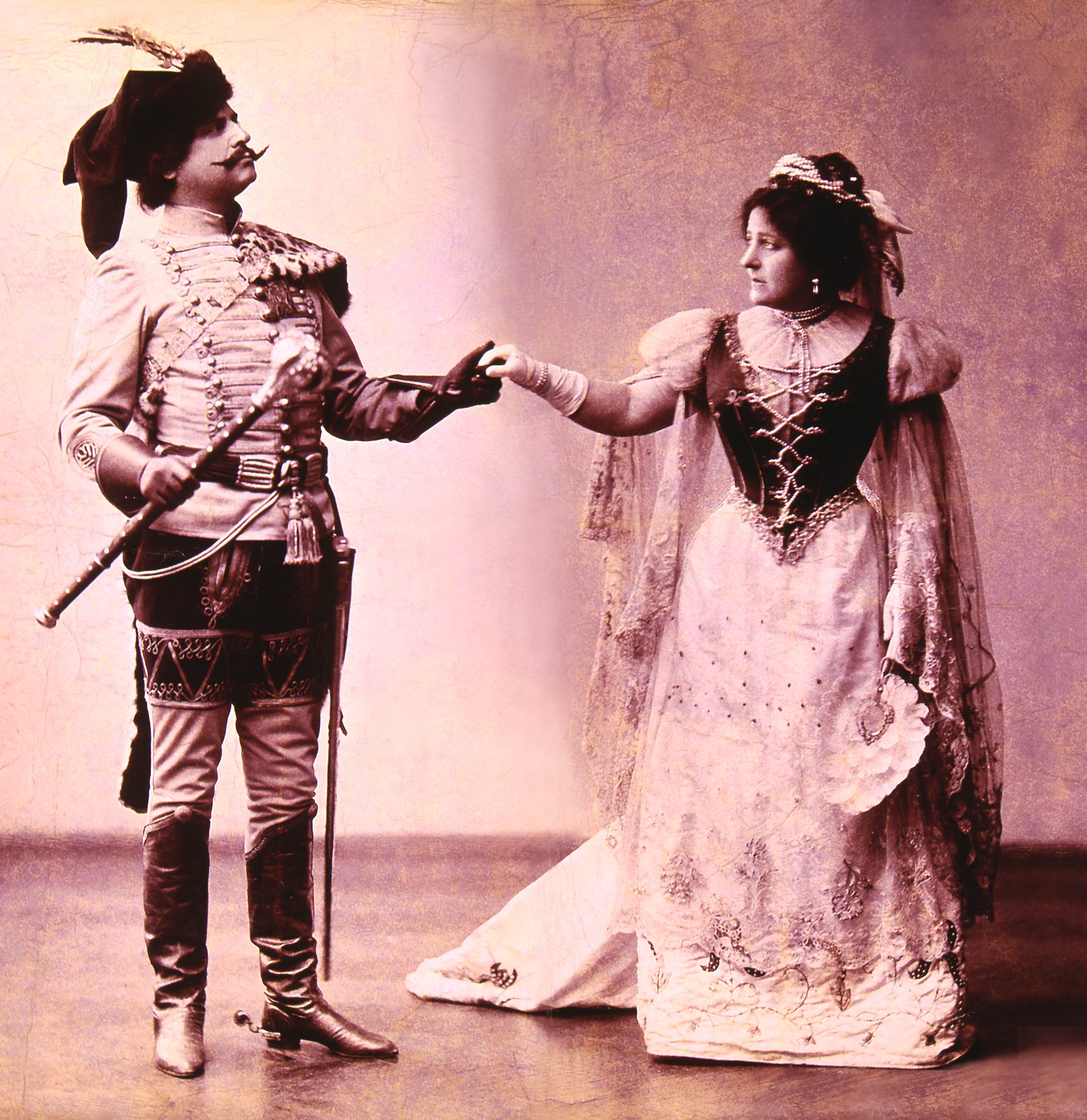 Fenyvesi Emil mint Ocskay László és Csillag Teréz mint Tisza Ilona Herczeg Ferenc Ocskay brigadéros című történelmi színművében