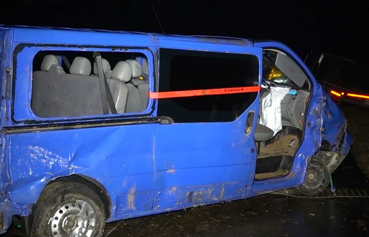 Egy román kisbuszt mentettek az M5-ösön, amikor beléjük rohant egy bolgár kisbusz