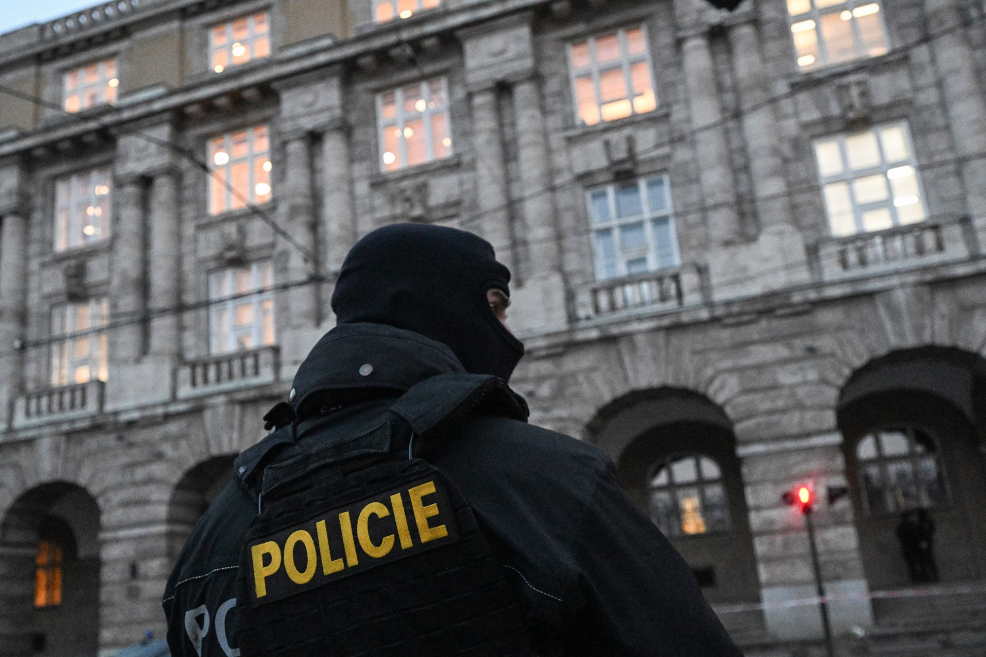 A prágai rendőrség négy embert is őrizetbe vett, miután „törvénysértő módon reagáltak” az egyetemi lövöldözésre