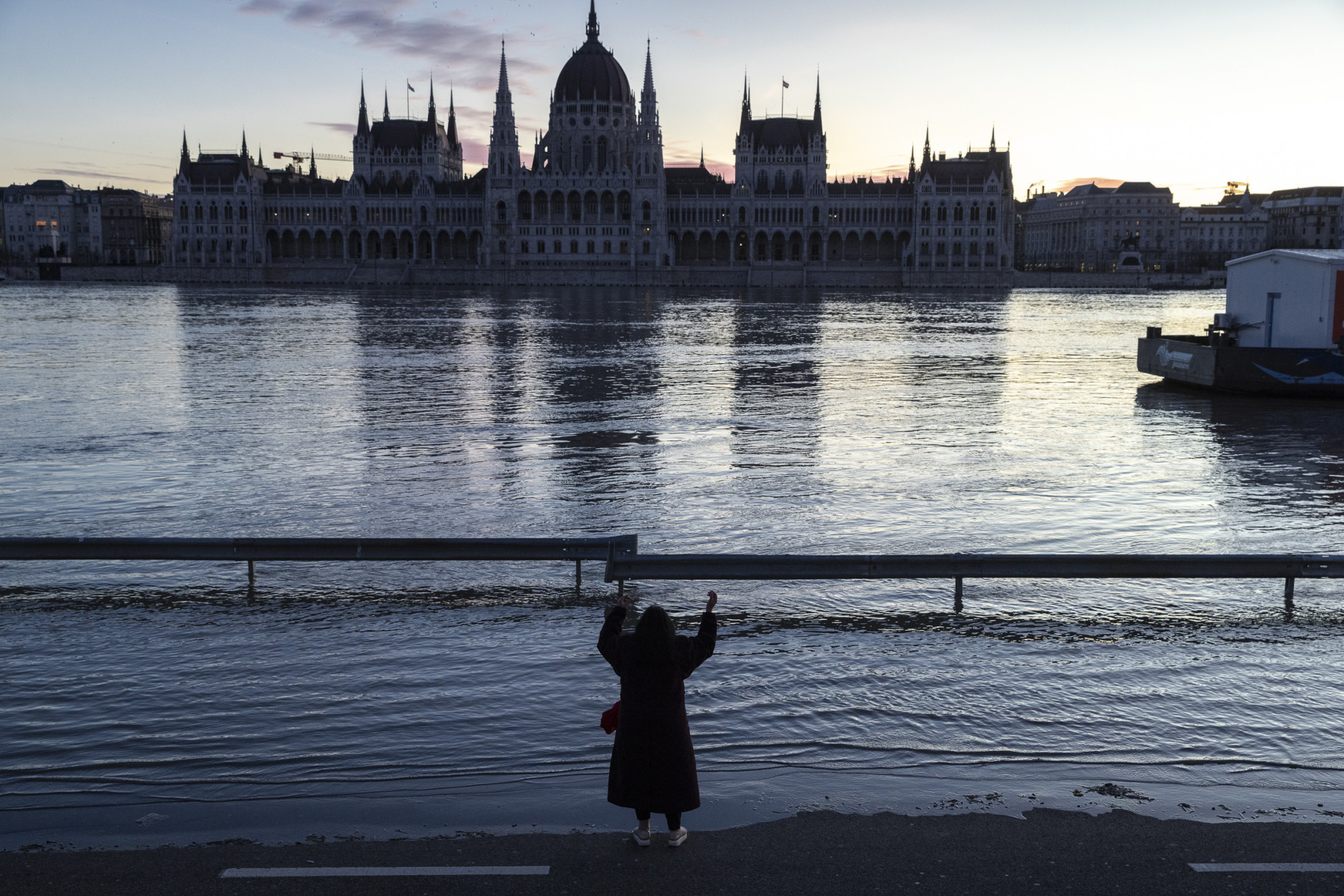 Ma tetőzhet, de még nem olyan magas a Duna Budapesten, mint arra számítani lehetett