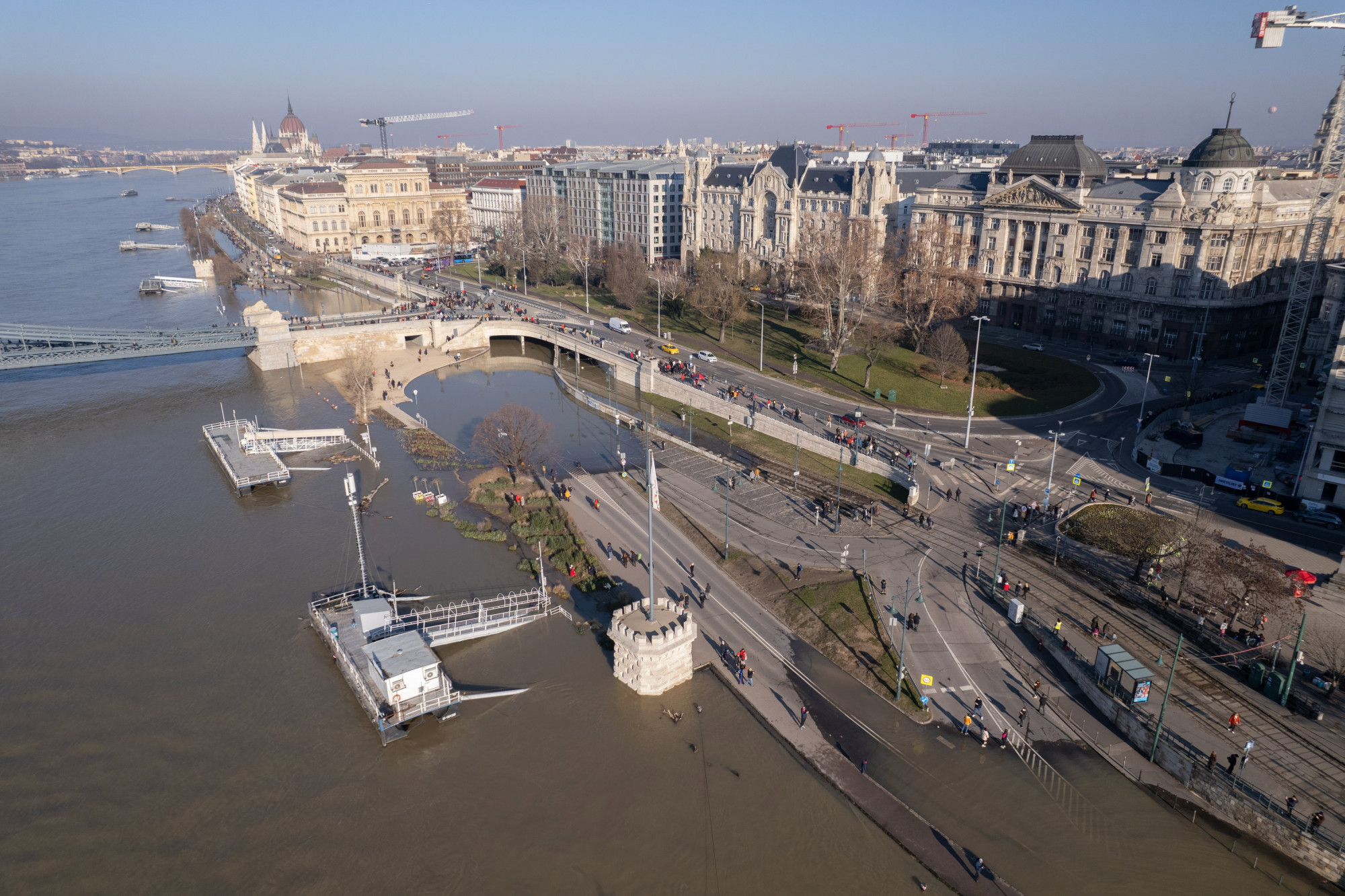 Péntek estére a budapesti rakpart szintje alá csökken a Duna vízállása