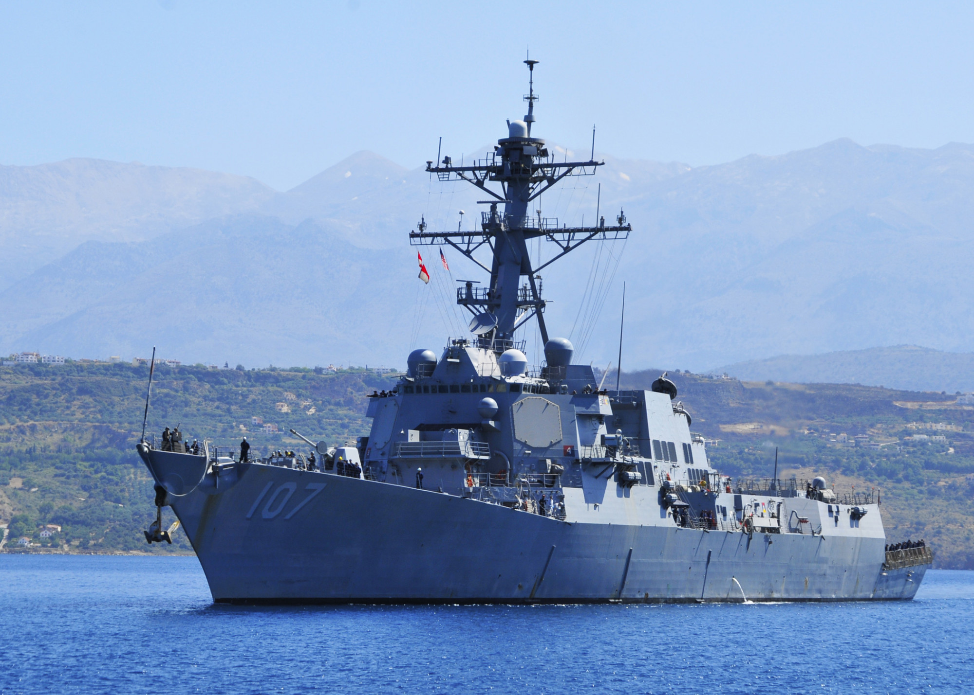 Újabb tűzharc a Vörös-tengeren: dán teherhajót talált egy rakéta, két másikat lelőtt egy amerikai romboló