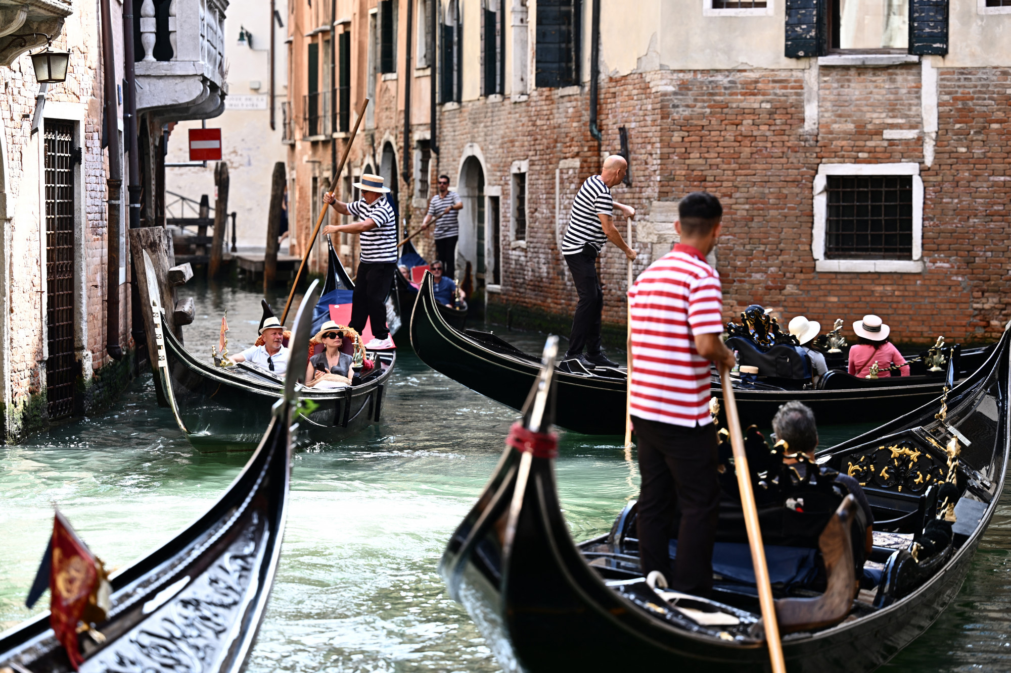 Betiltják a hangosbeszélőket és a 25 főnél nagyobb turistacsoportokat Velencében