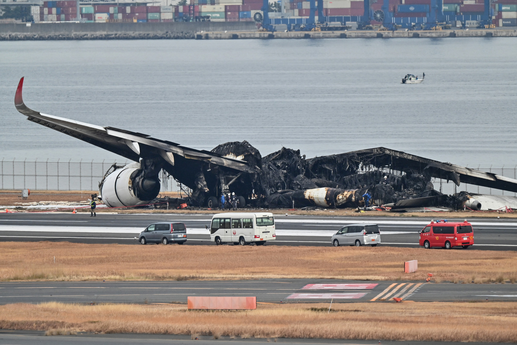 A Japan Airlines szerint a kisgéppel ütközött utasszállítójuk kapott leszállási engedélyt
