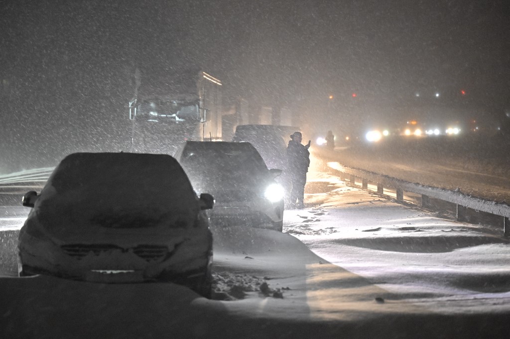 Hóvihar miatt vagy ezer jármű megrekedt egy svéd főúton