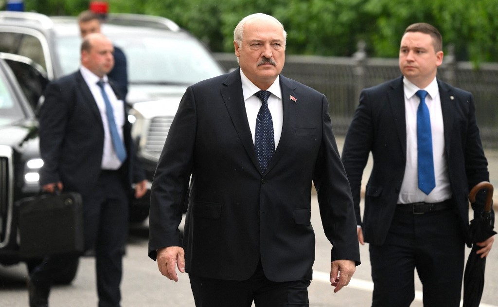 Ha Lukasenko lemond, most már nem kell aggódnia, családjának és neki is mindene biztosítva lesz