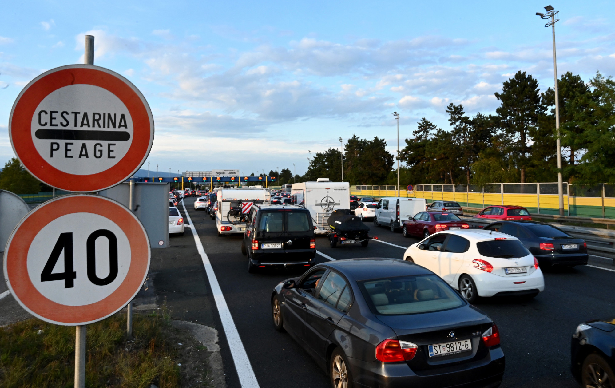 Magyar rendszámú kisbusz rohant bele egy kocsiba a horvát autópályán, egy házaspár belehalt, a gyerekük kórházban