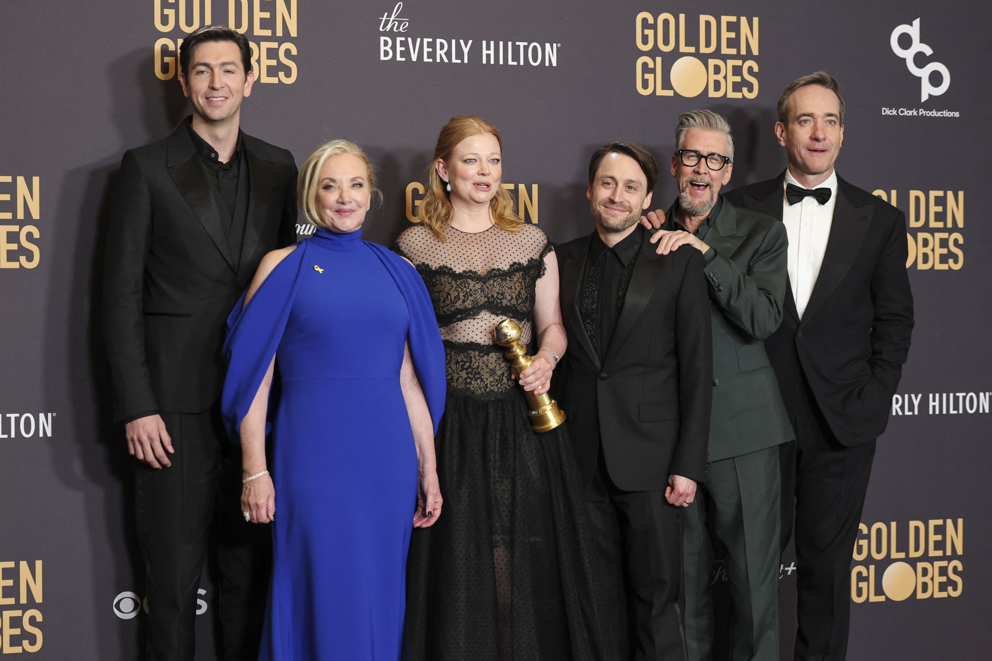 Nicholas Braun, J. Smith-Cameron, Sarah Snook, Kieran Culkin, Alan Ruck és Matthew Macfadyen az Utódlásnak ítélt legjobb drámai sorozat díjával