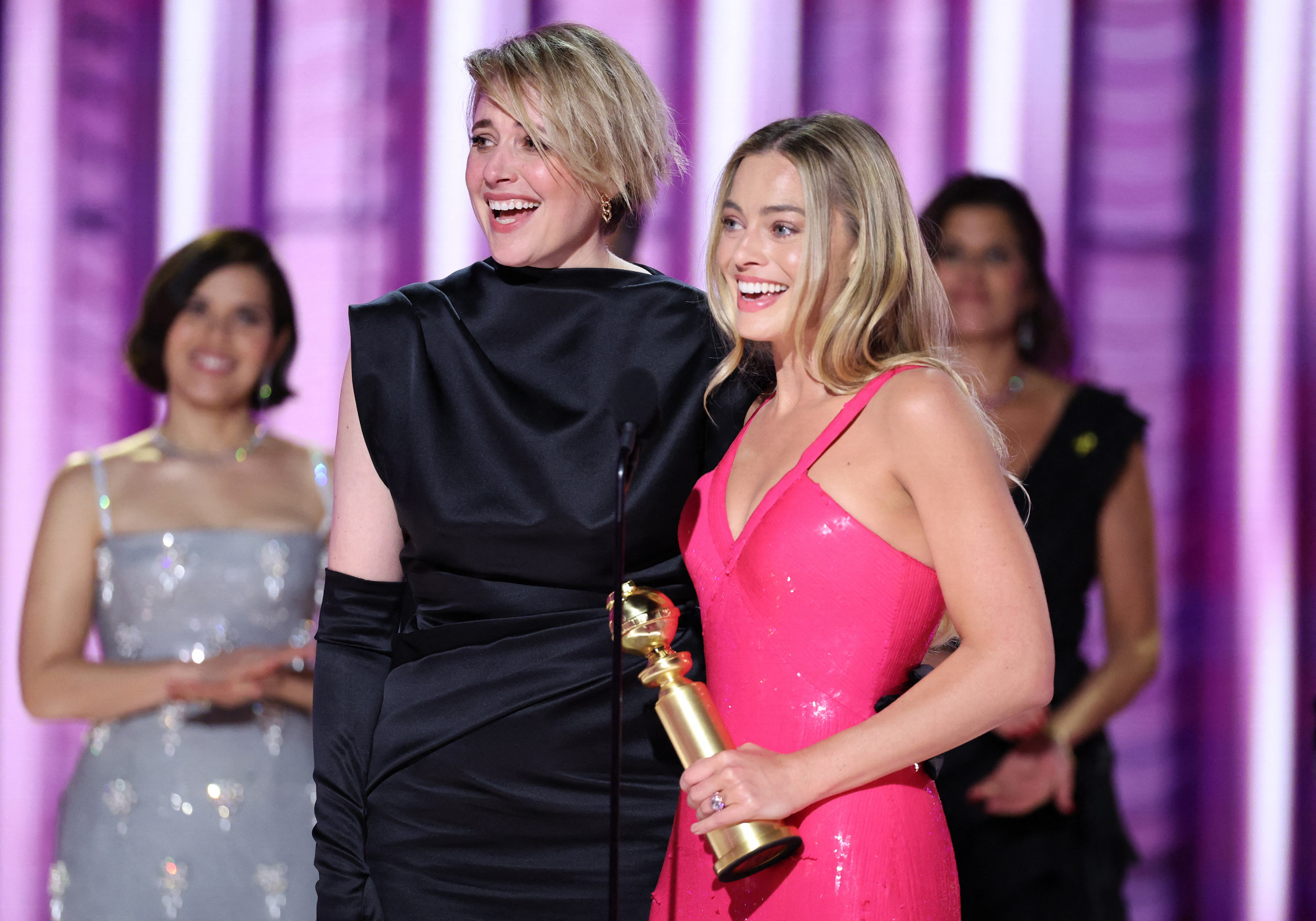 A rendező Greta Gerwig és a főszereplő Margot Robbie a Barbie kasszasikernek járó díját ünnepli