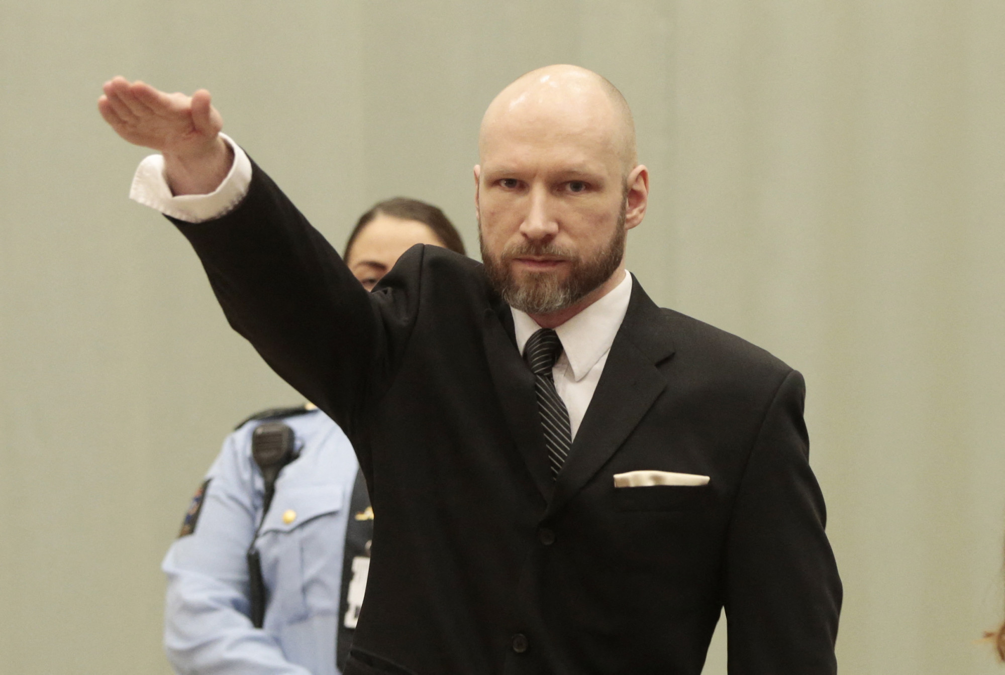 Breiviknek nem elég három papagáj, megint bíróságon követeli, hogy engedjék ki a magánzárkából