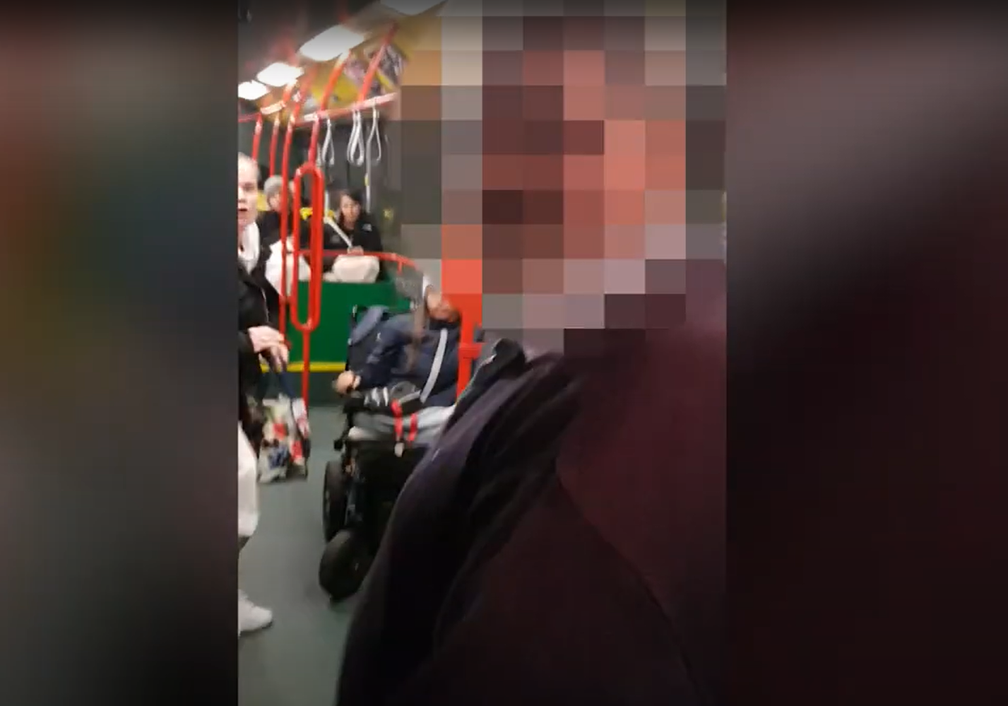 „Hülyegyerek, patkány, meg fogsz rohadni!” – az agresszív budapesti buszsofőr megtámadta egy kerekesszékes nő kísérőjét, és megpróbálta kiütni a kezéből a telefont