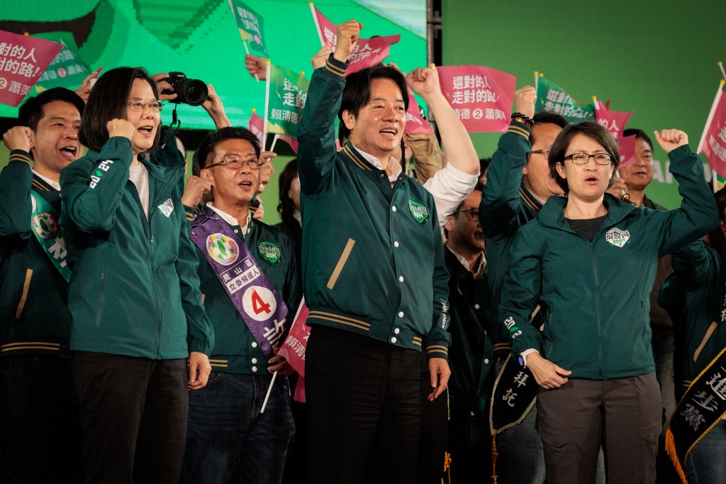 Tajvan leköszönő elnöke, Caj, a DPP elnökjelöltje, és az alelnökjelölt