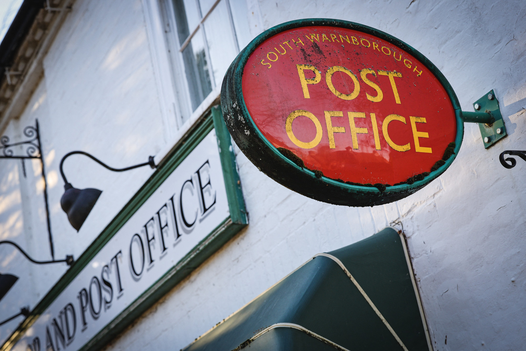 Egy szoftverhiba miatt ítéltek el tévesen több száz postai vezetőt az Egyesült Királyságban