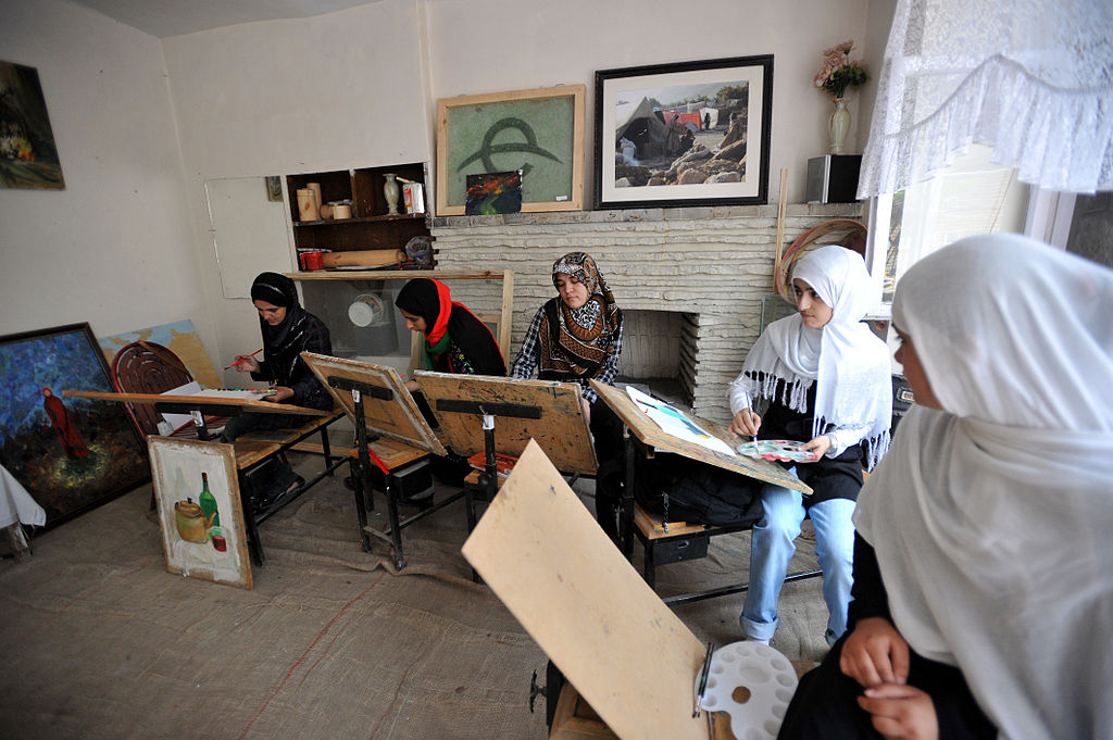 Női résztvevők egy művészeti programban a Center for Contemporary Art-ban, Kabulban, 2010-ben