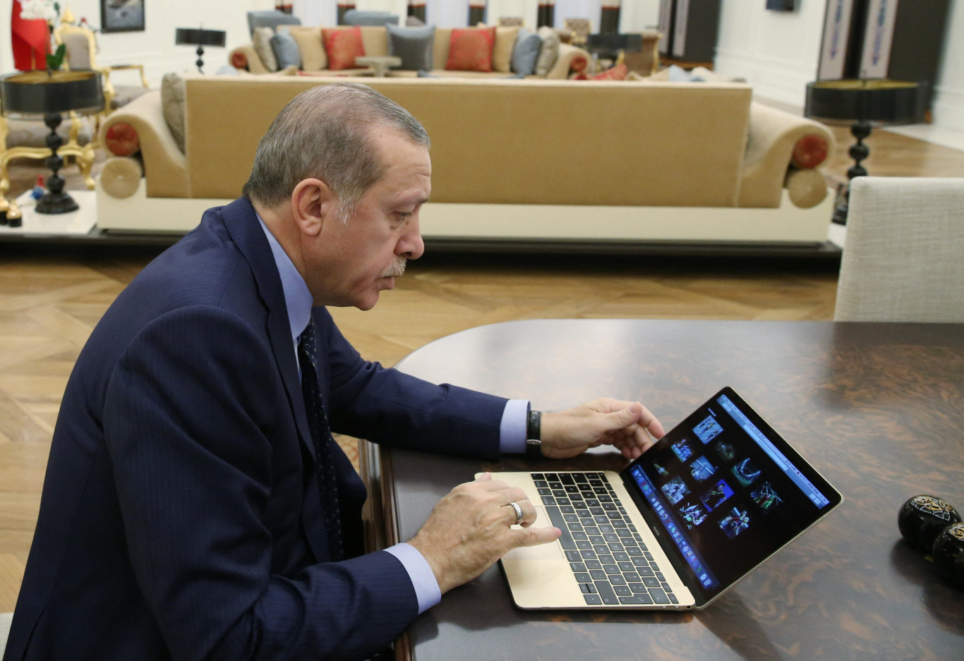 Erdogan véletlenül több száz titkosügynök képét posztolta ki
