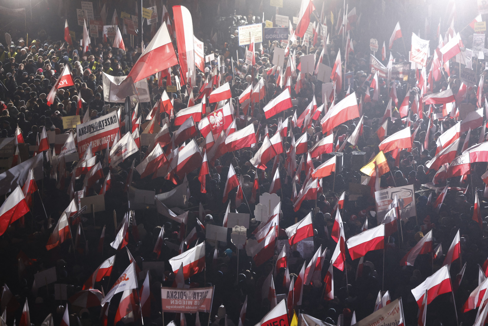 Több ezren tüntettek Varsóban a volt belügyminiszter letartóztatása ellen