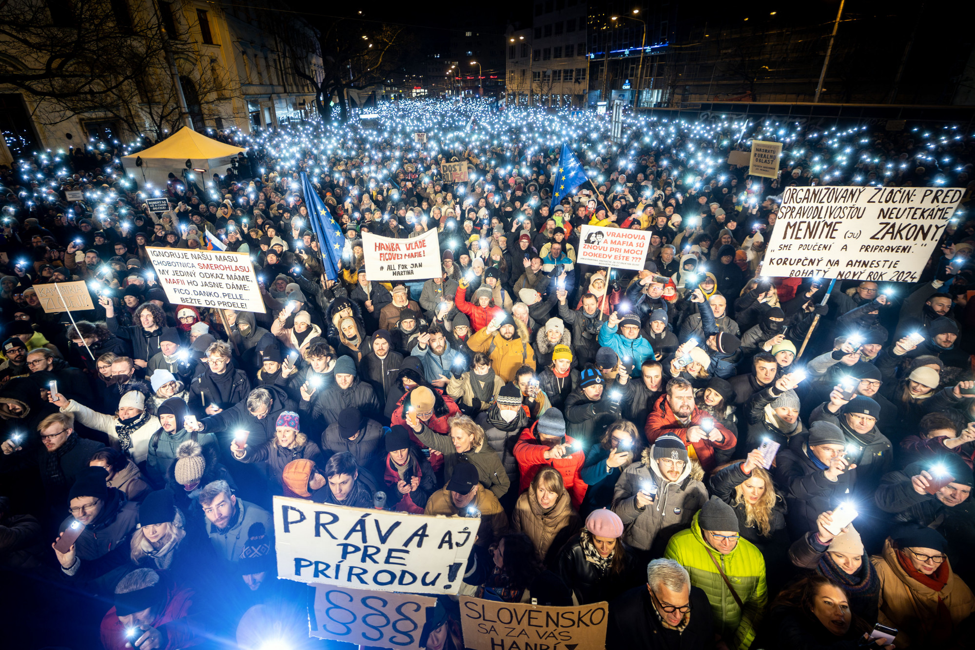 Egyszerre tüntettek a Fico-kormány ellen Szlovákia nagyvárosaiban