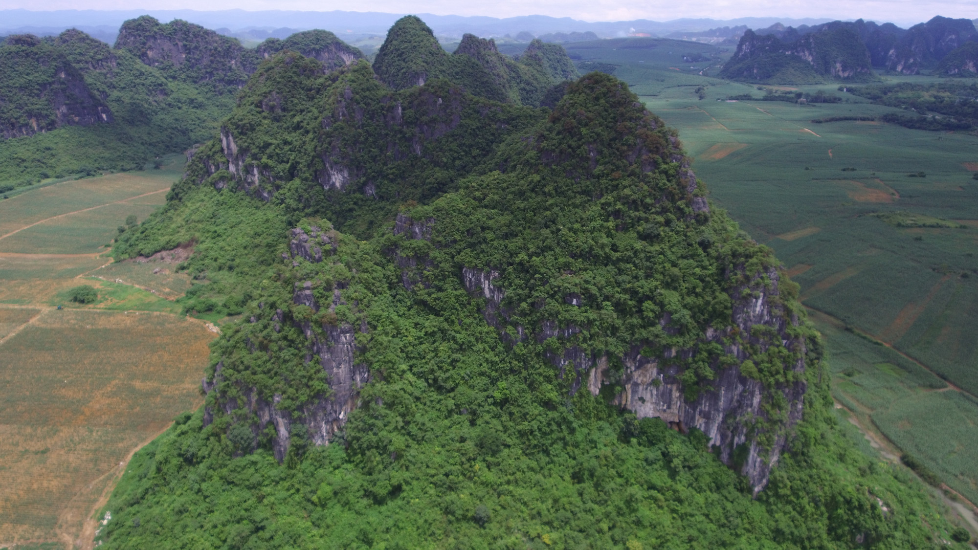 Két, G. blacki leleteket rejtő barlangnak otthont adó hegyek Kínában drónfelvételen