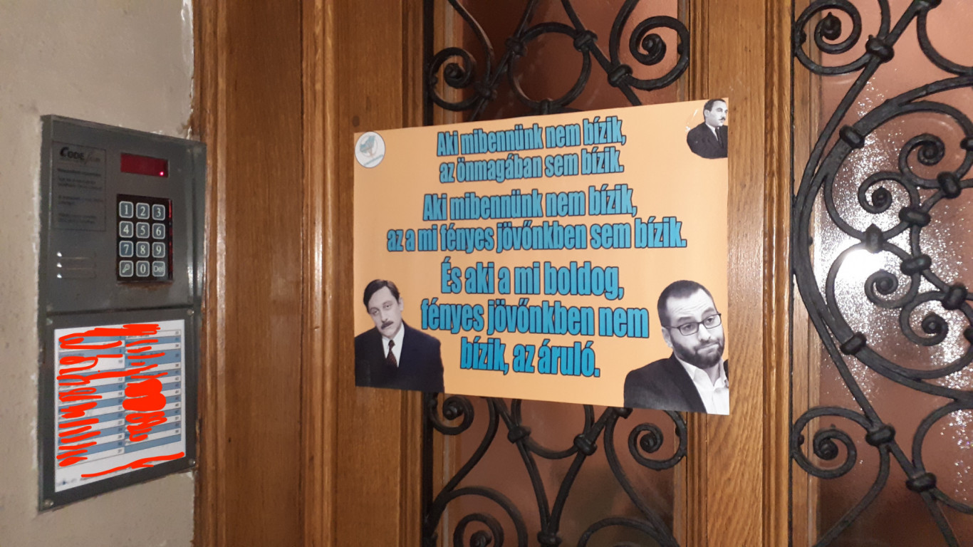 Lánczi Tamás félelmetesnek érez egy kartonlapot, rajta egy Tanú-idézettel és három férfi fotójával, akik közül ő maga az egyik
