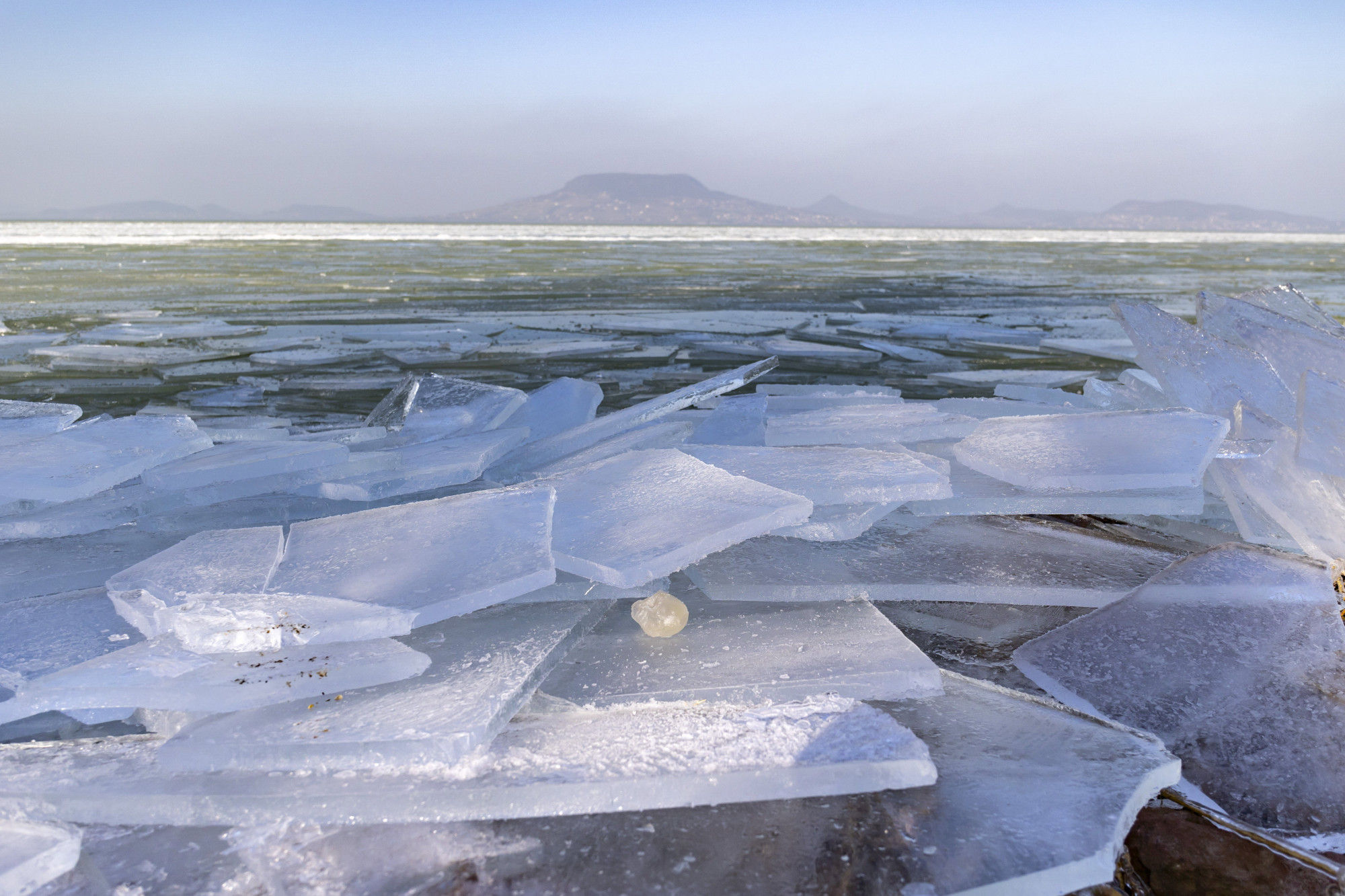 Jégtáblák úsznak a Balatonon