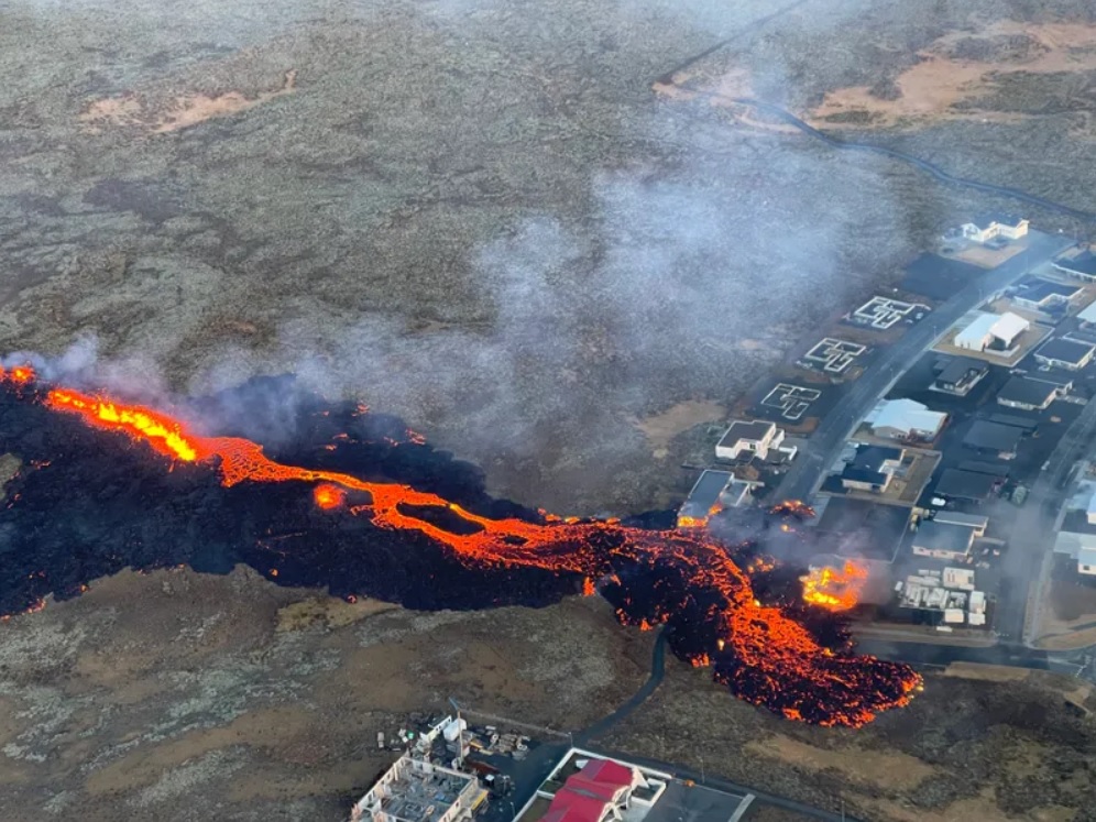 Közvetlenül a falu mellett nyílt újabb hasadék a vulkánkitörés után Izlandon, a láva már elérte az első házakat