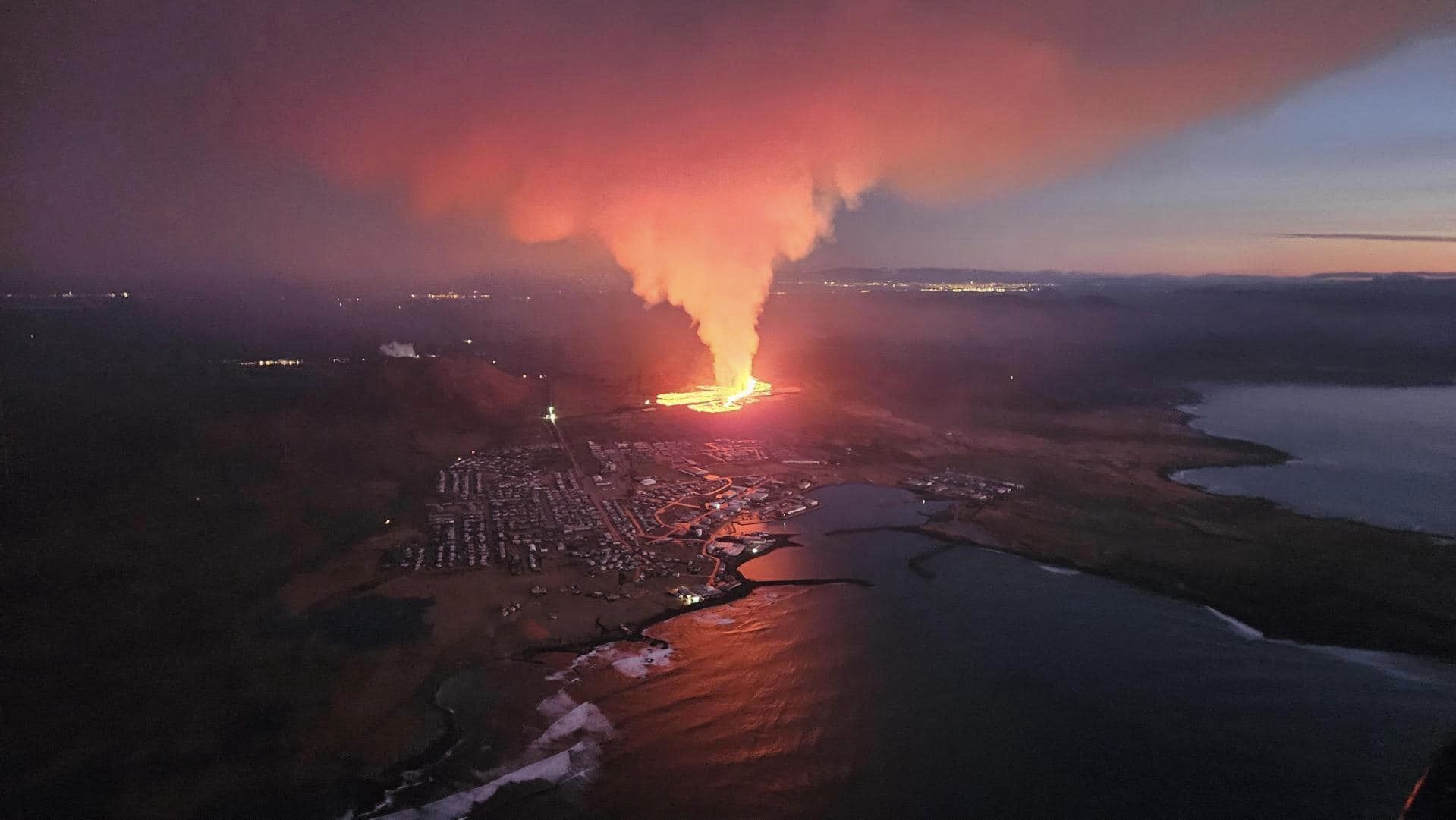 Az izlandi vulkánból kitörő láva miatt házak gyulladtak ki egy közeli városban
