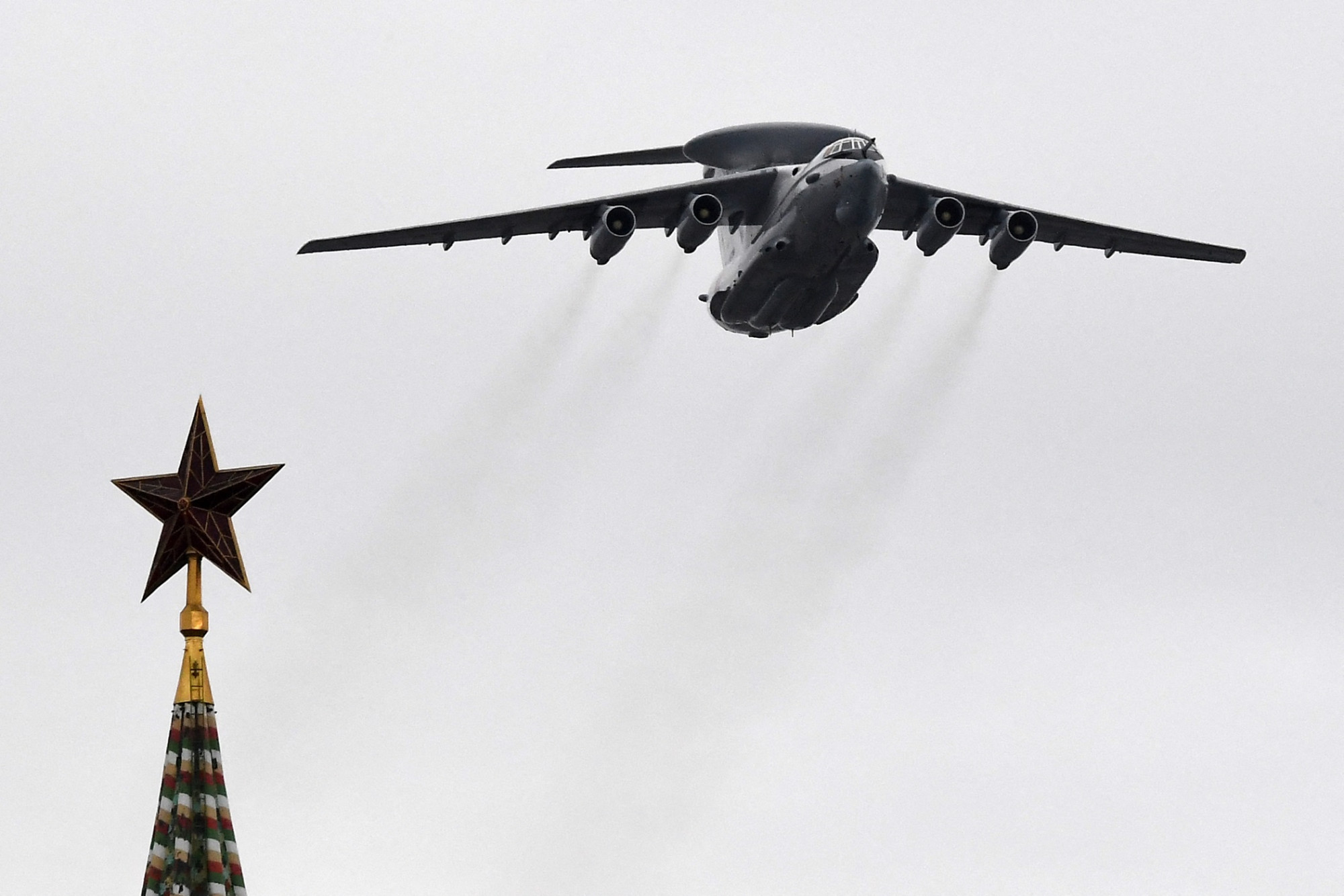 Egy Beriev A-50-es a győzelem napi katonai parádén, a Vörös tér fölött 2020. május 9-én.