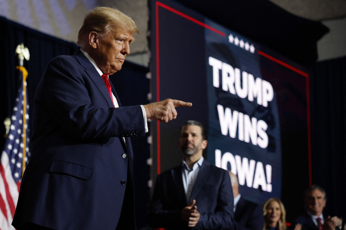 Trump fölényesen győzött az első előválasztáson, egyik riválisa már vissza is lépett a javára