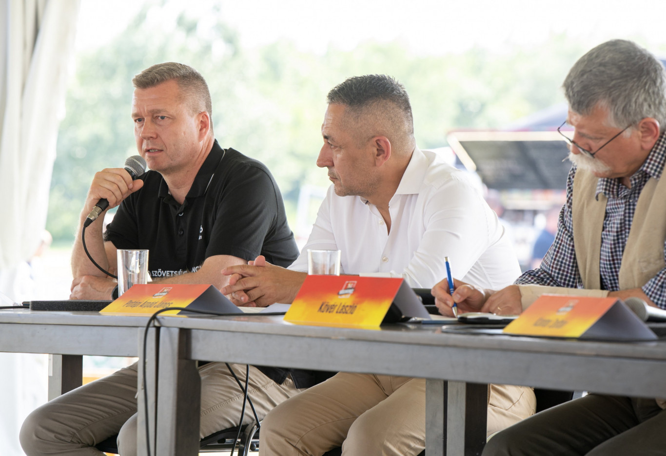 Ismeretlen felvidéki civil szervezetet támogat 270 millió forinttal a magyar állam, akik aztán a magyar párt kampányát segítik