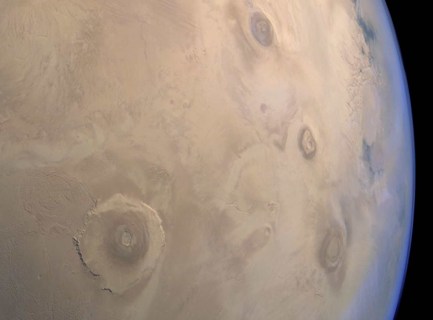 A Tharsis vulkáni régió az európai Mars Express űrszonda felvételén a 22 kilométer magas Olympus Mons-al (balra), a 15 kilométer magas Ascraeus Mons-al (jobbra fent), a 8,7 kilométer magas Pavonis Mons-al (jobbra középen) és a 11,7 kilométer magas Arsia Mons-al (jobbra lent)