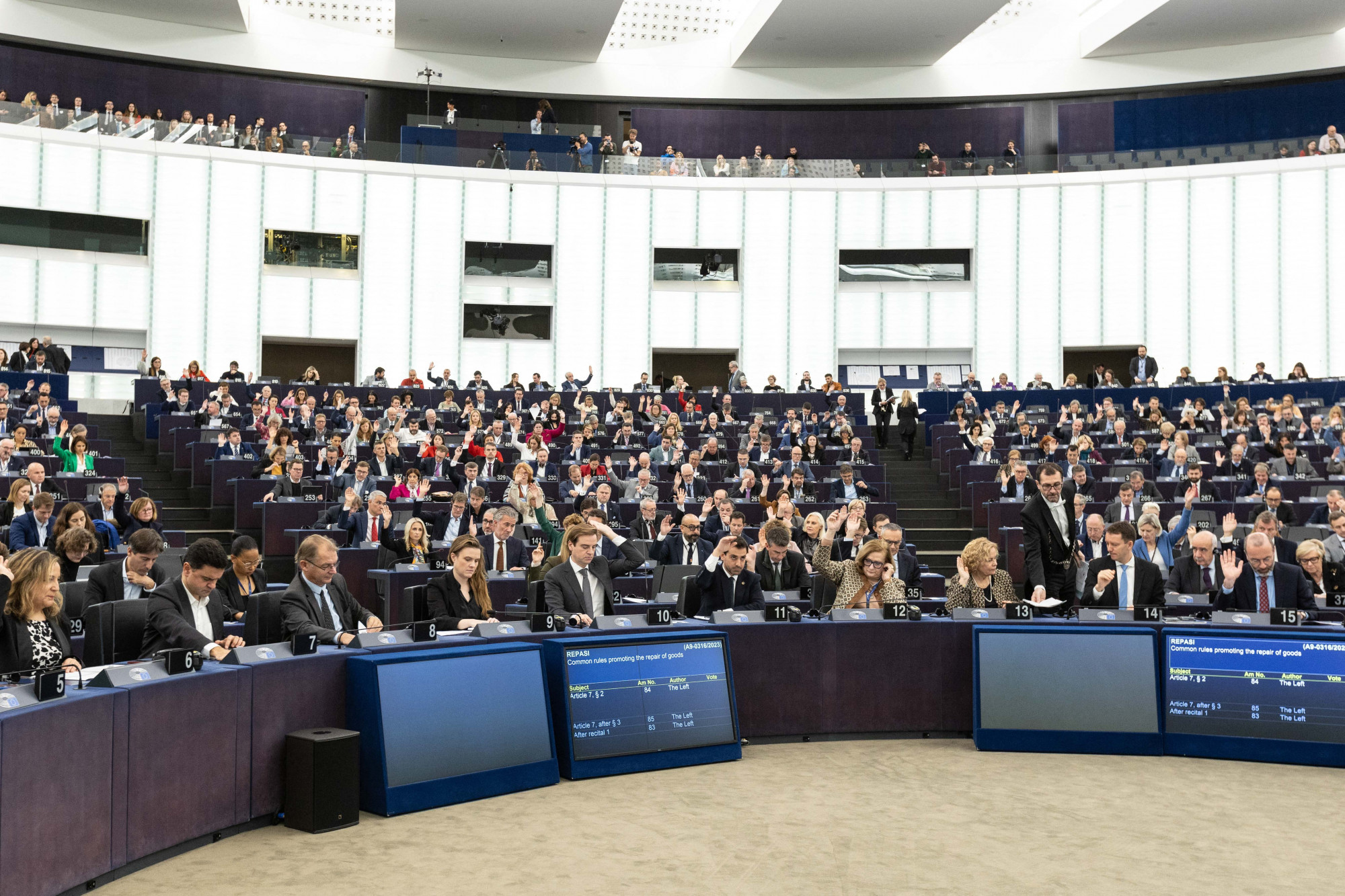 A Fidesz nem szavazta meg az EP állásfoglalását, ami szerint egyes uniós politikusok Oroszország érdekeit szolgálják