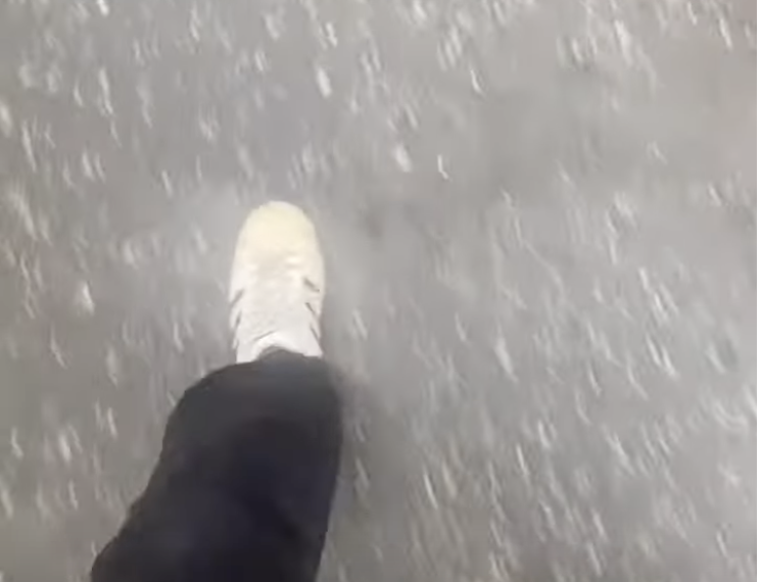 Ekkorát csusszant egy kutyasétáltató a fővárosi járdákat frissen beborító jégpályán